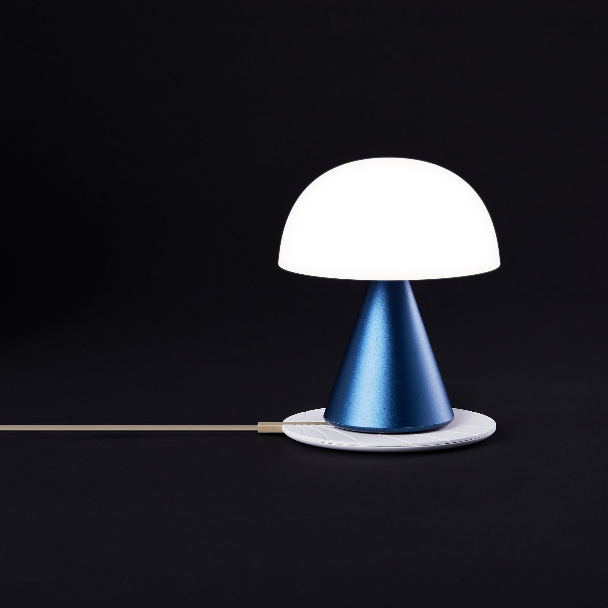Lexon Mina Medium Donkerblauw│Oplaadbare LED-lamp│art. LH64MDB│vooraanzicht op draadloze oplader