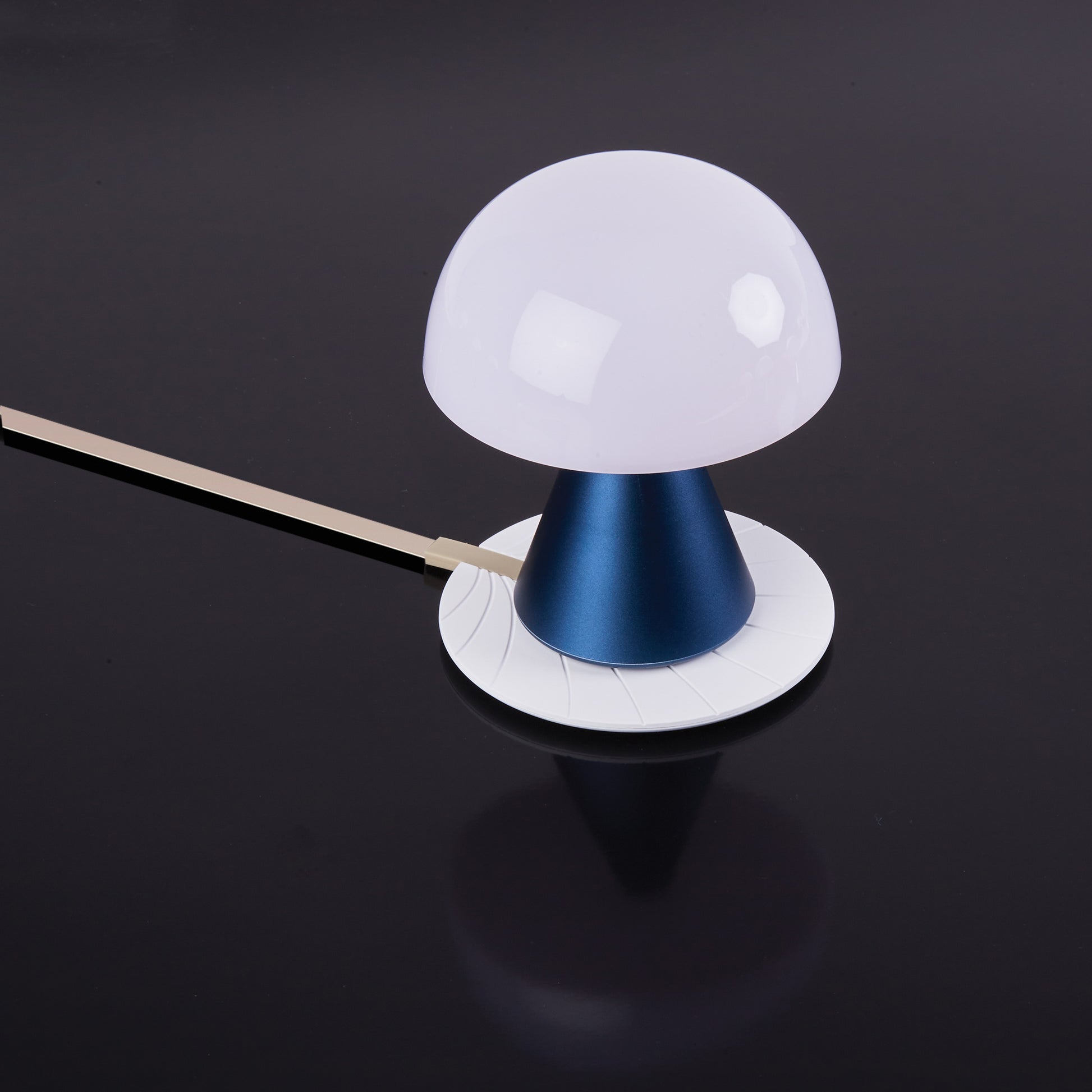 Lexon Mina Medium Donkerblauw│Oplaadbare LED-lamp│art. LH64MDB│bovenaanzicht op draadloze oplader