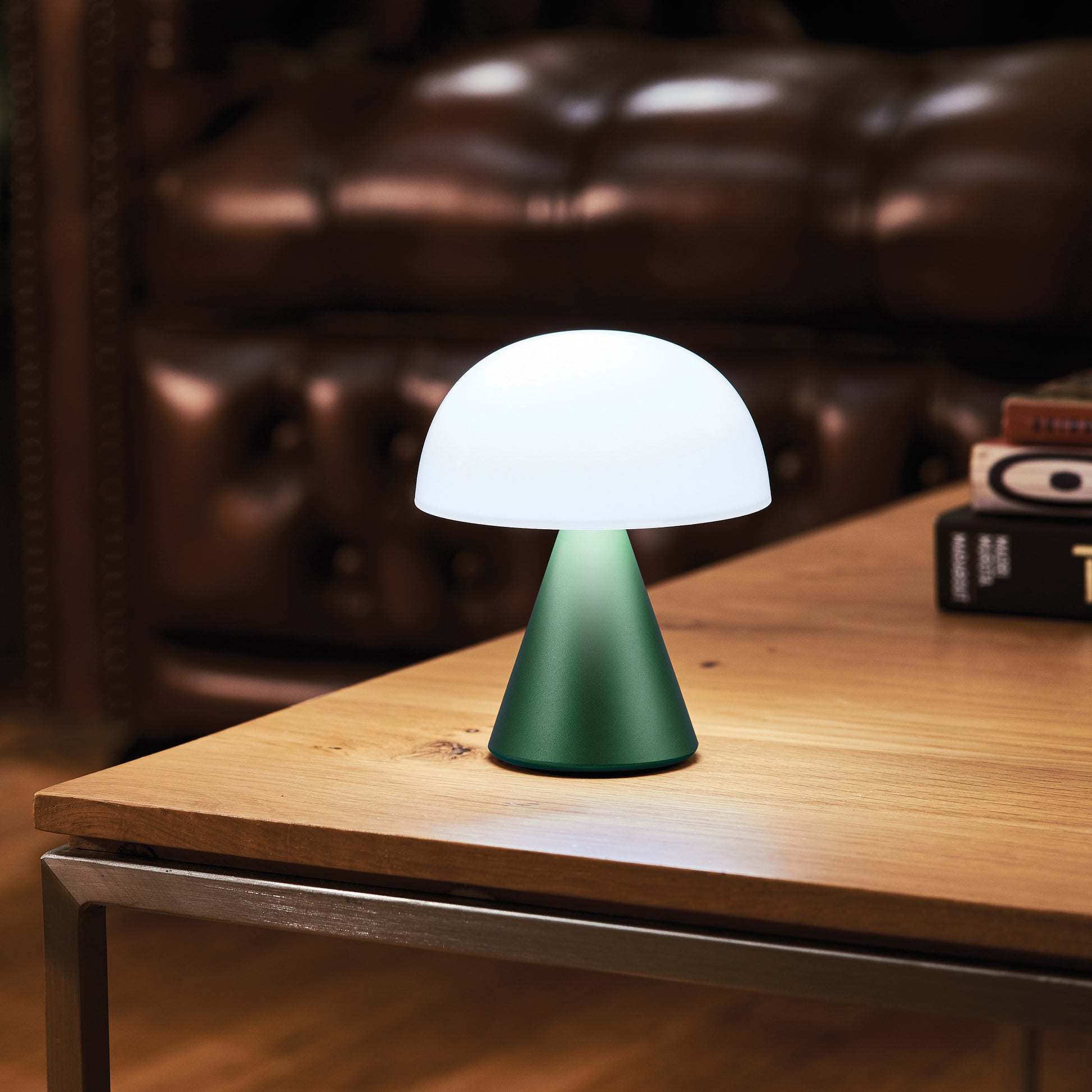 Lexon Mina Medium Donker Groen│Oplaadbare Led-Lamp│art. LH64DG1│op houten salontafel