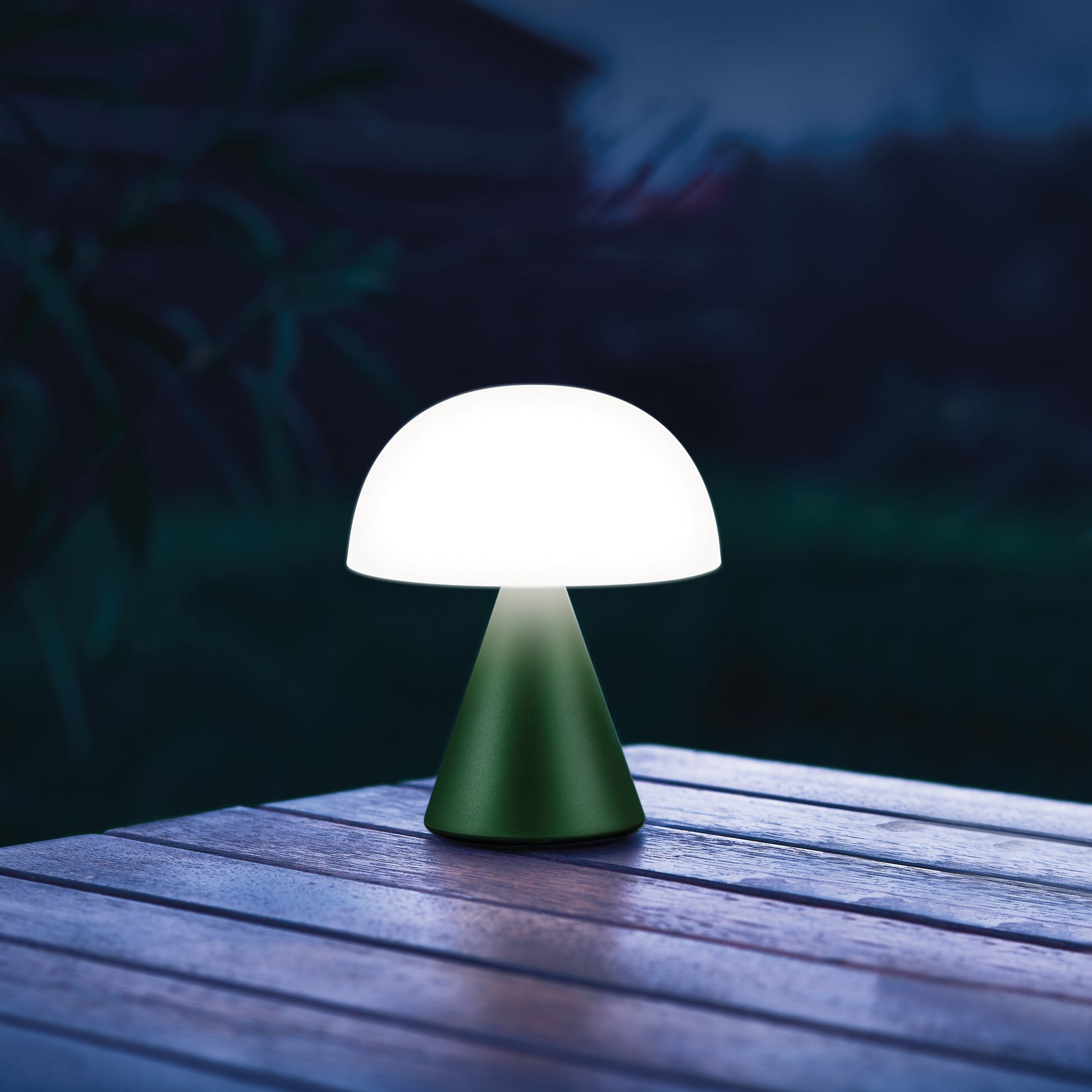 Lexon Mina Medium Donker Groen│Oplaadbare Led-Lamp│art. LH64DG1│op buitentafel in schemering