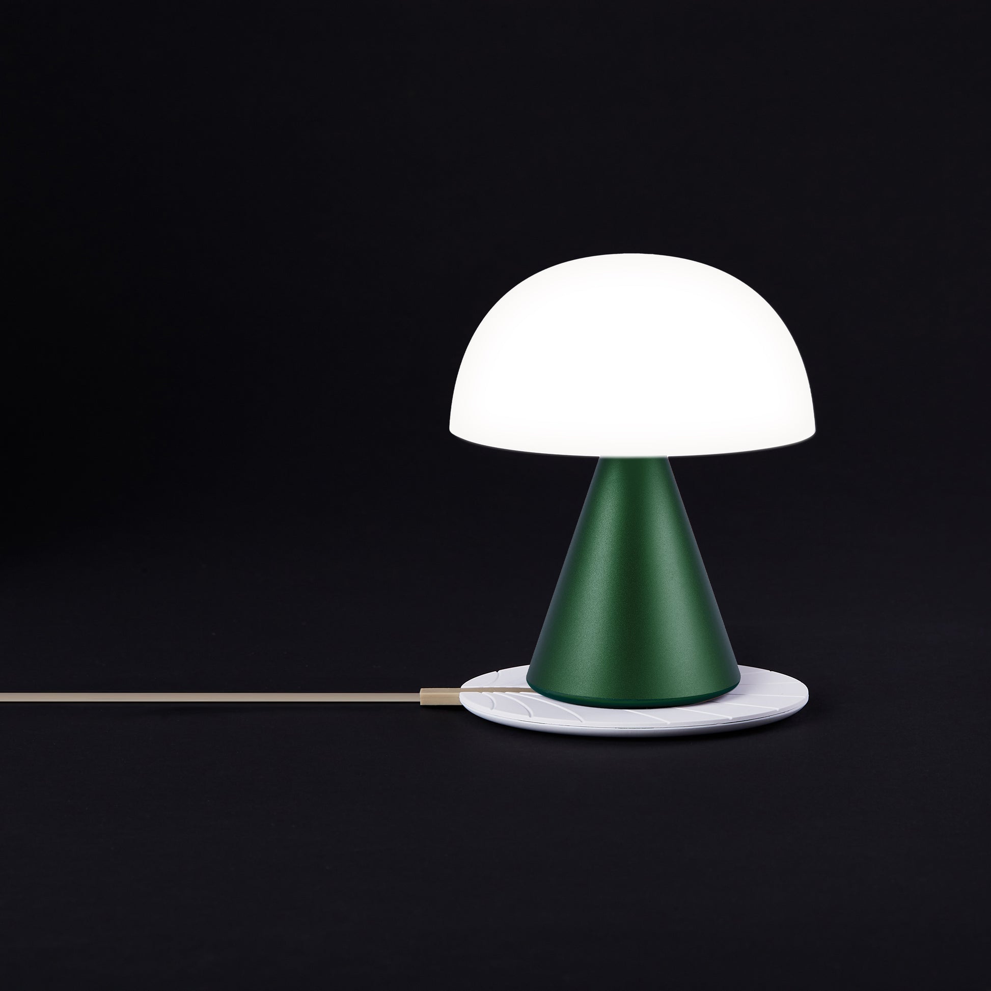 Lexon Mina Medium Donker Groen│Oplaadbare Led-Lamp│art. LH64DG1│op draadloze oplader