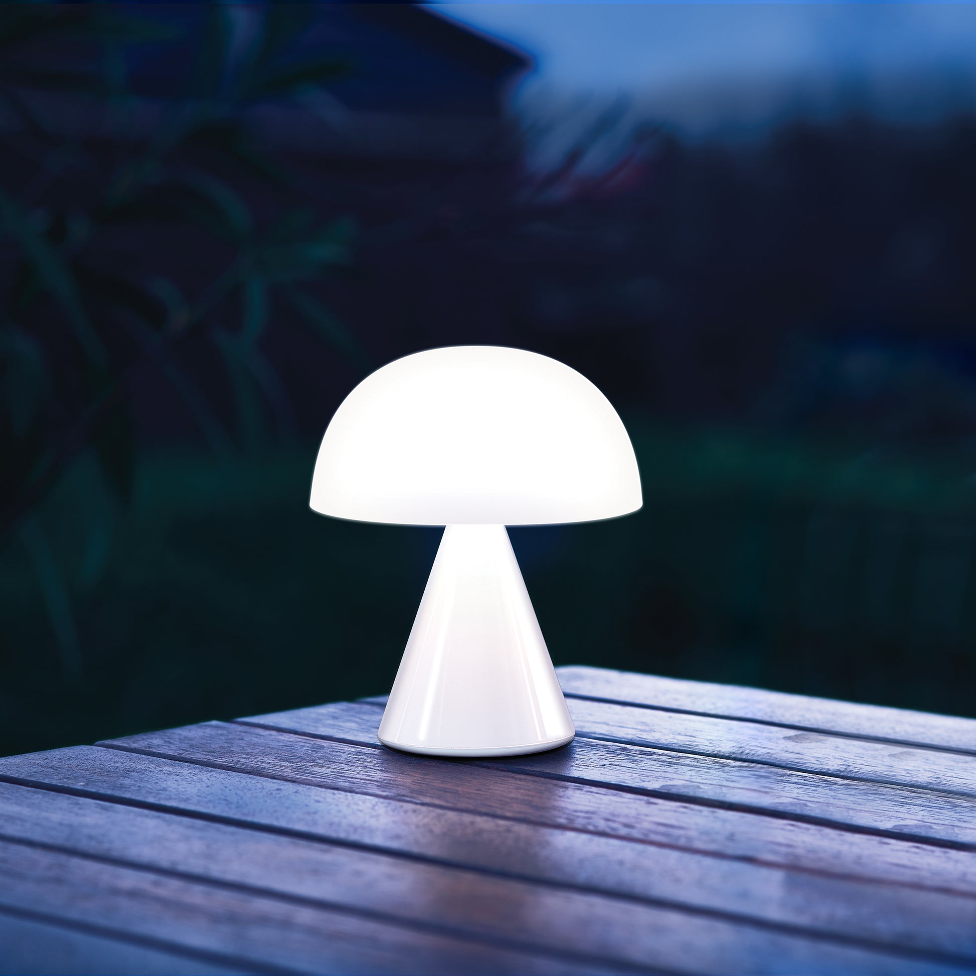 Lexon Mina Medium Glossy White│Oplaadbare LED-Lamp│art. LH64WG│op buitentafel in schemering