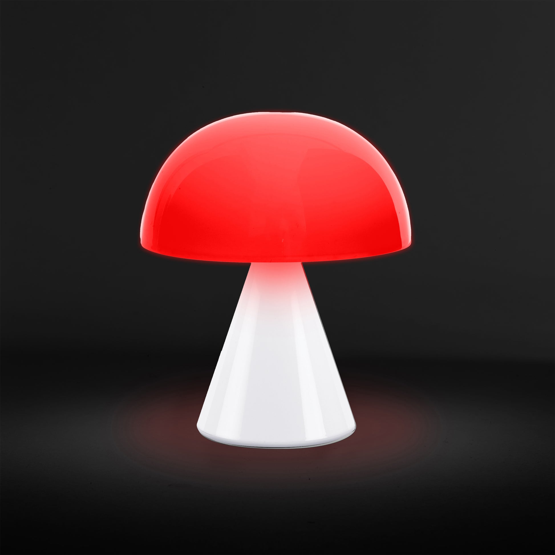Lexon Mina Medium Glossy White│Oplaadbare LED-Lamp│art. LH64WG│roodl icht aan met donkere achtergrond