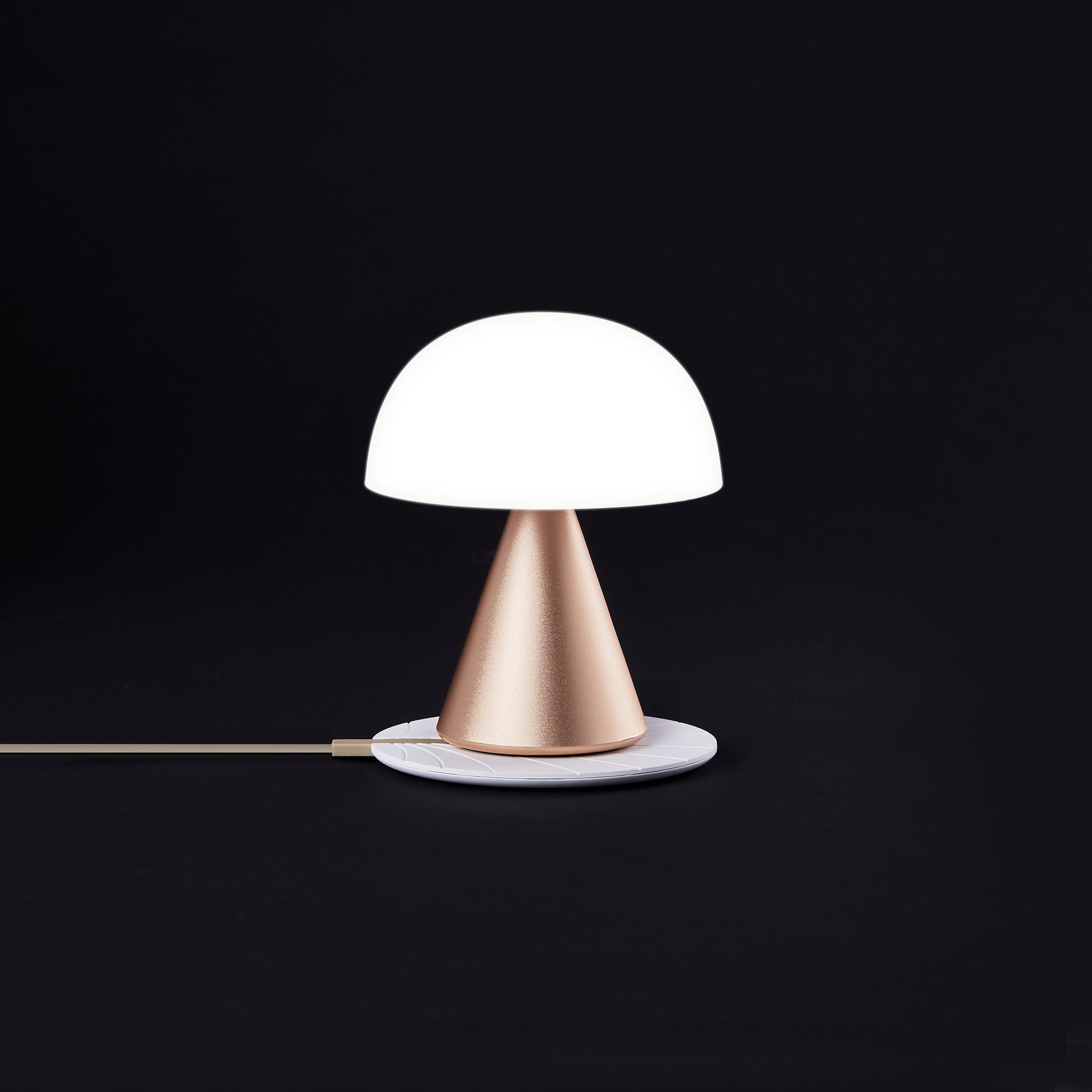 Lexon Mina Goud│Oplaadbare LED-Lamp│art. LH64MD│vooraanzicht op draadloze oplader