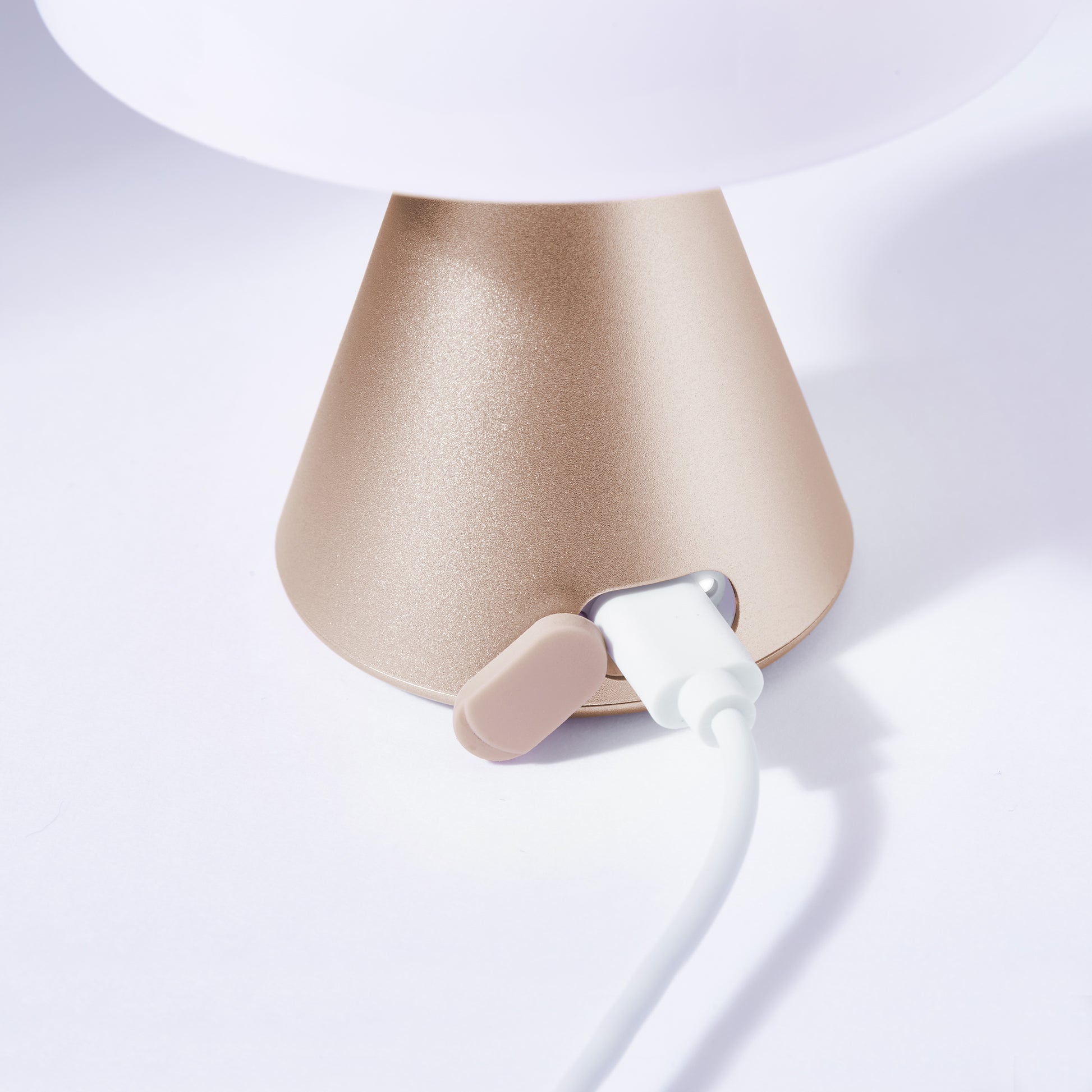 Lexon Mina Goud│Oplaadbare LED-Lamp│art. LH64MD│kabel in USB-poort oplader