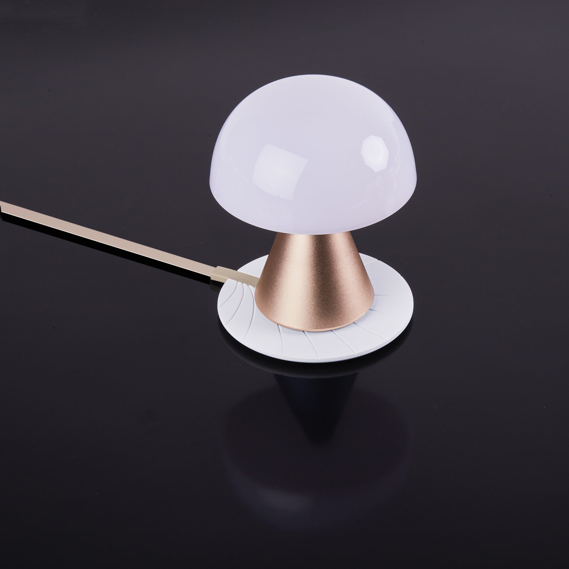 Lexon Mina Goud│Oplaadbare LED-Lamp│art. LH64MD│schuin/bovenaanzicht op draadloze oplader