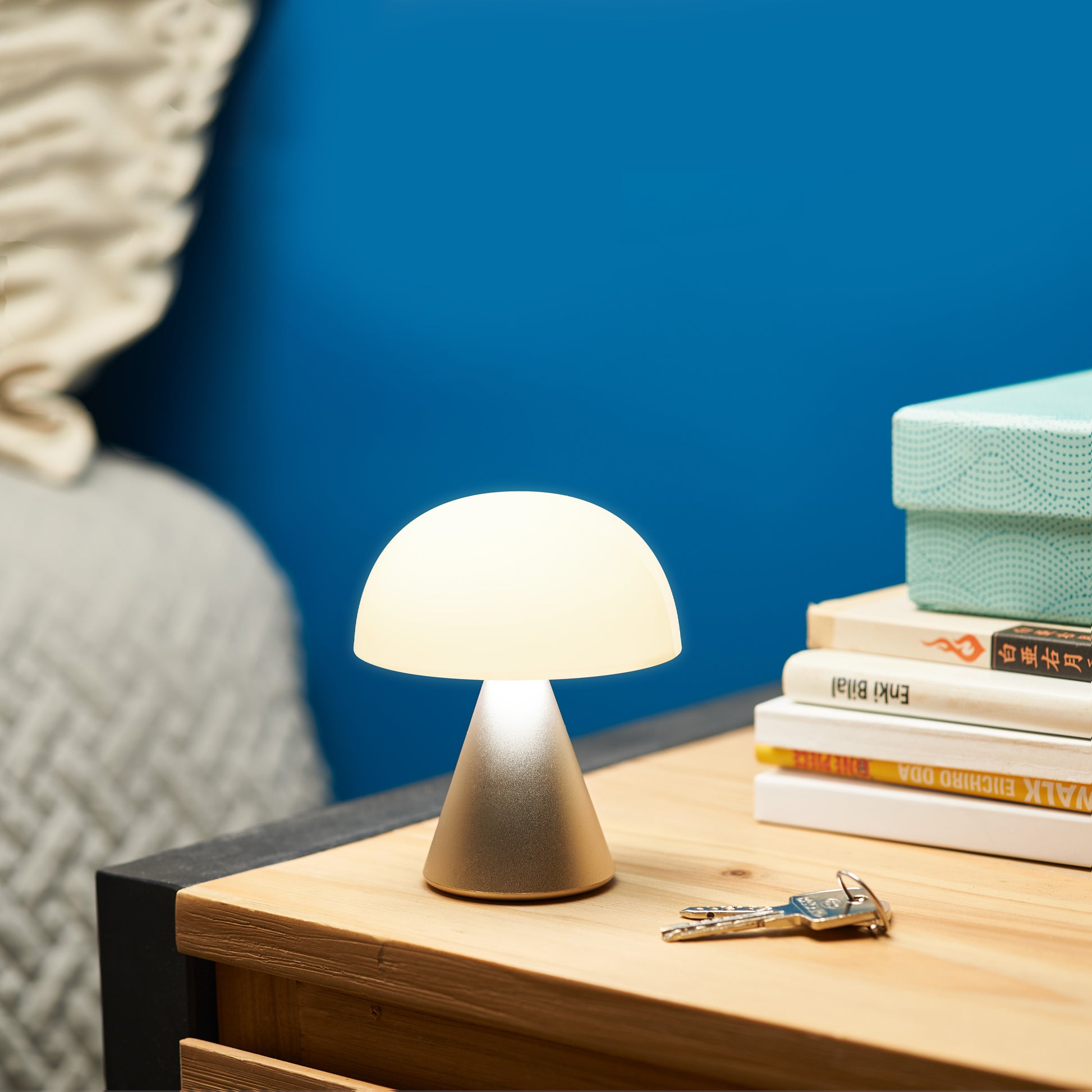 Lexon Mina Goud│Oplaadbare LED-Lamp│art. LH64MD│op nachtkastje met boeken en sleutels
