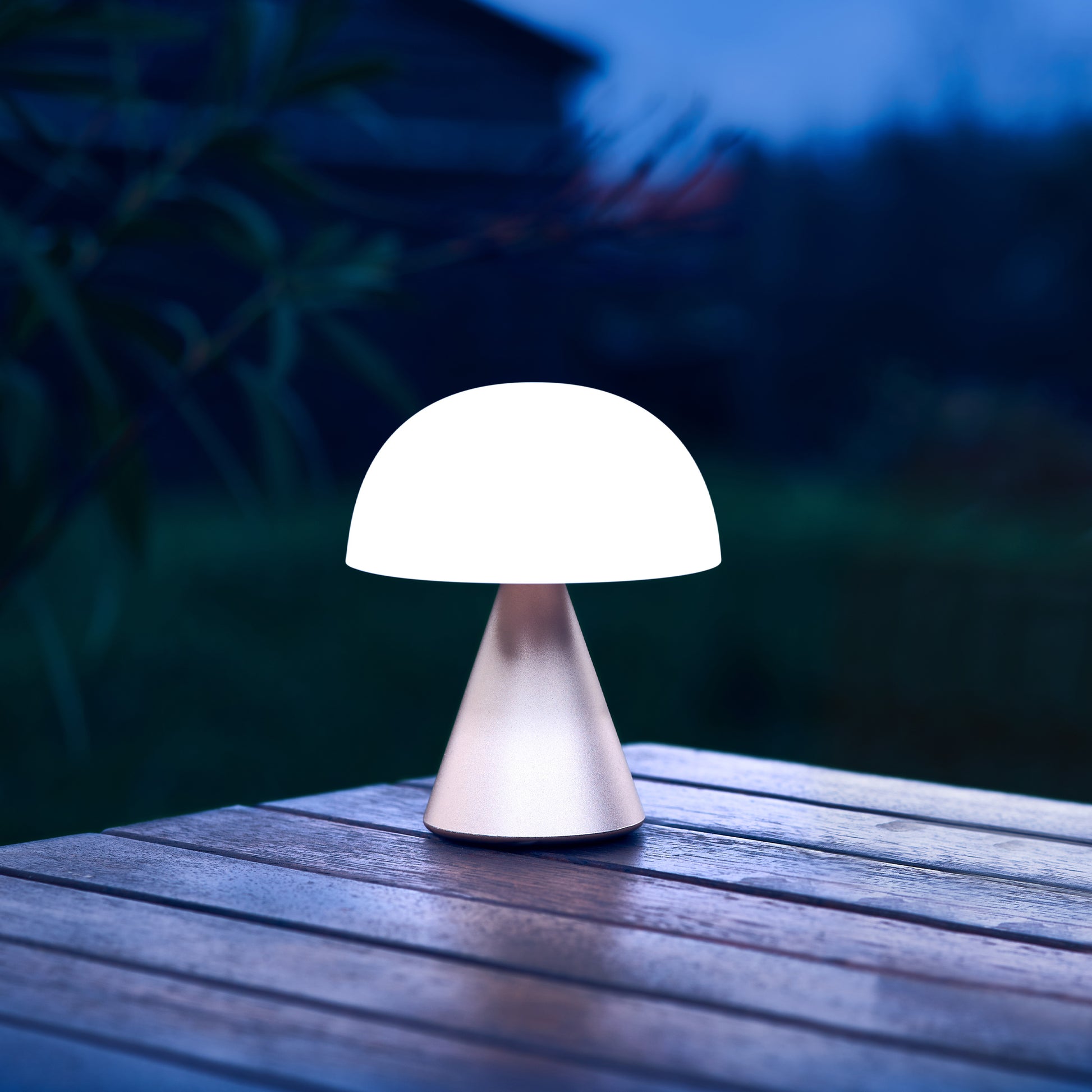 Lexon Mina Goud│Oplaadbare LED-Lamp│art. LH64MD│op buitentafel met wit licht aan