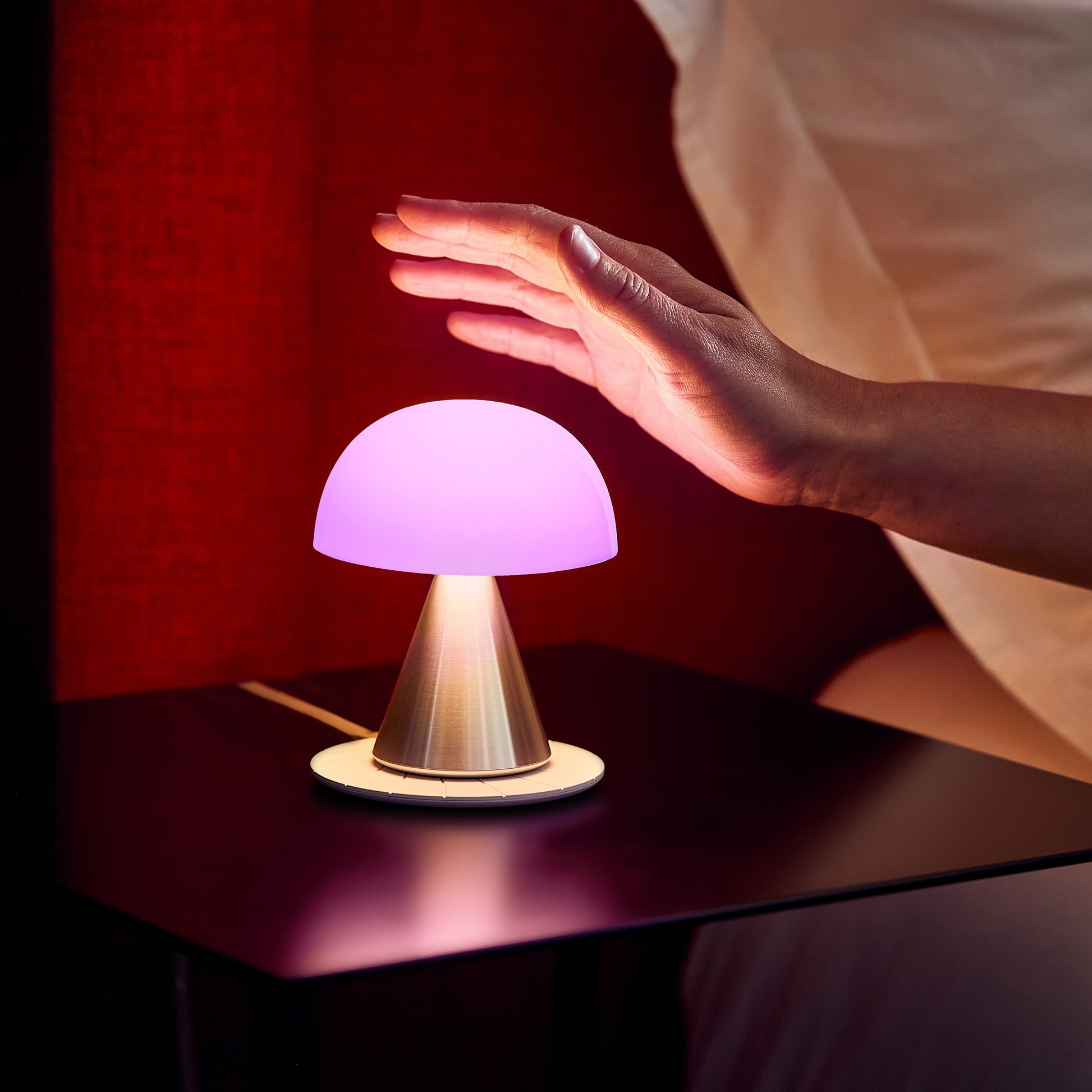 Lexon Mina Goud│Oplaadbare LED-Lamp│art. LH64MD│bediening met hand met paars licht aan