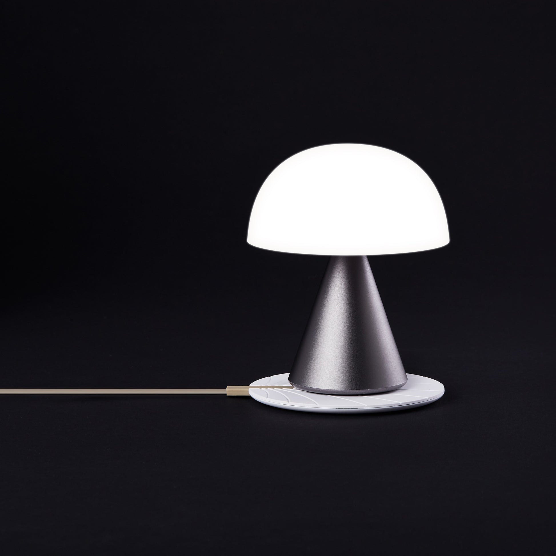 Lexon Mina Medium Gun Metal│Oplaadbare LED Lamp│art. LH64MX│op draadloze oplader vooraanzicht