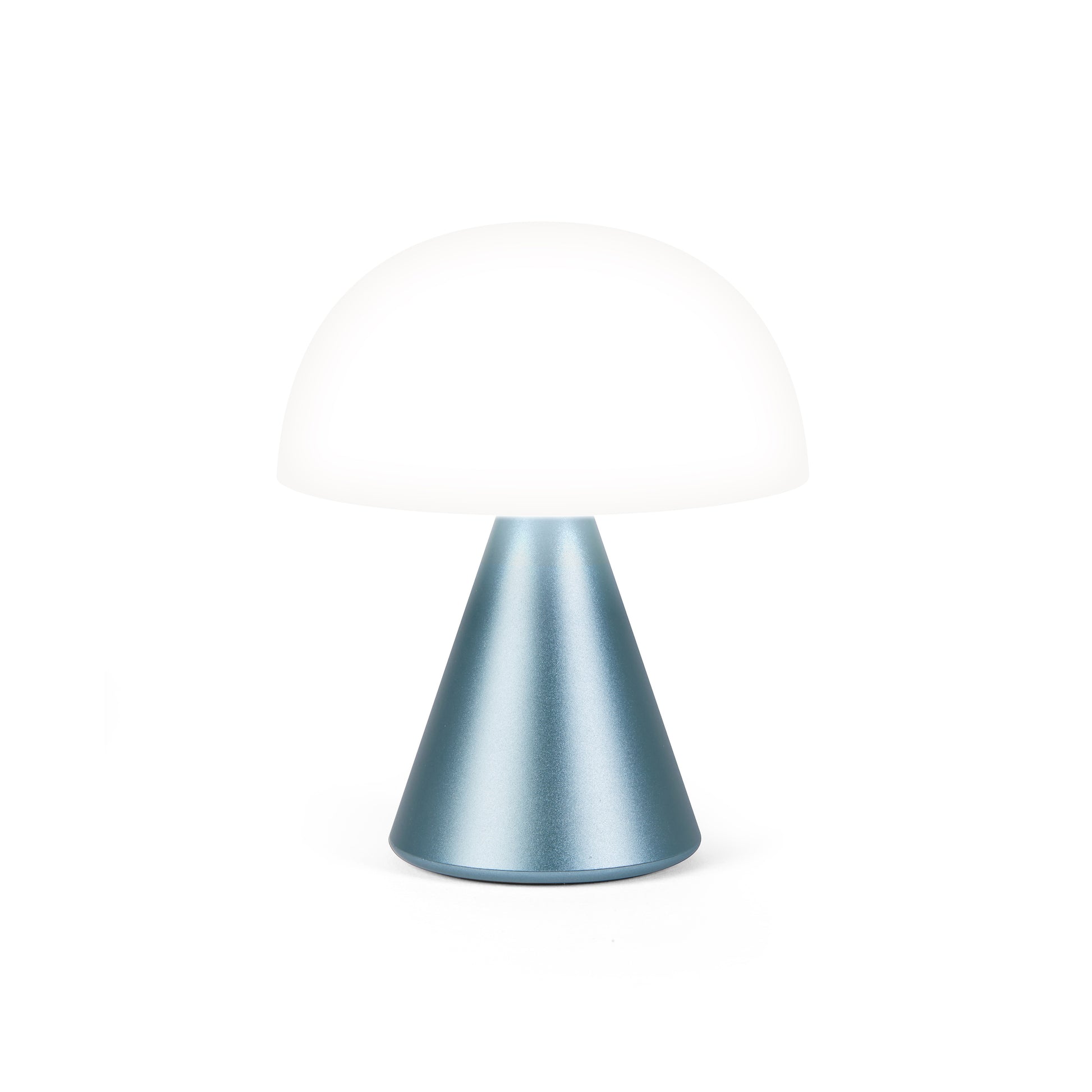 Lexon Mina Medium Lichtblauw│art. LH64MLB│vooraanzicht met wit licht aan en witte achtergrond