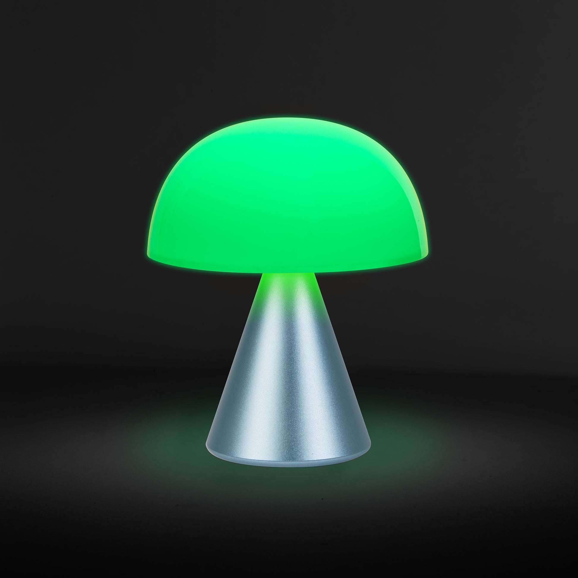 Lexon Mina Medium Lichtblauw│art. LH64MLB│vooraanzicht met groen licht en donkere achtergrond