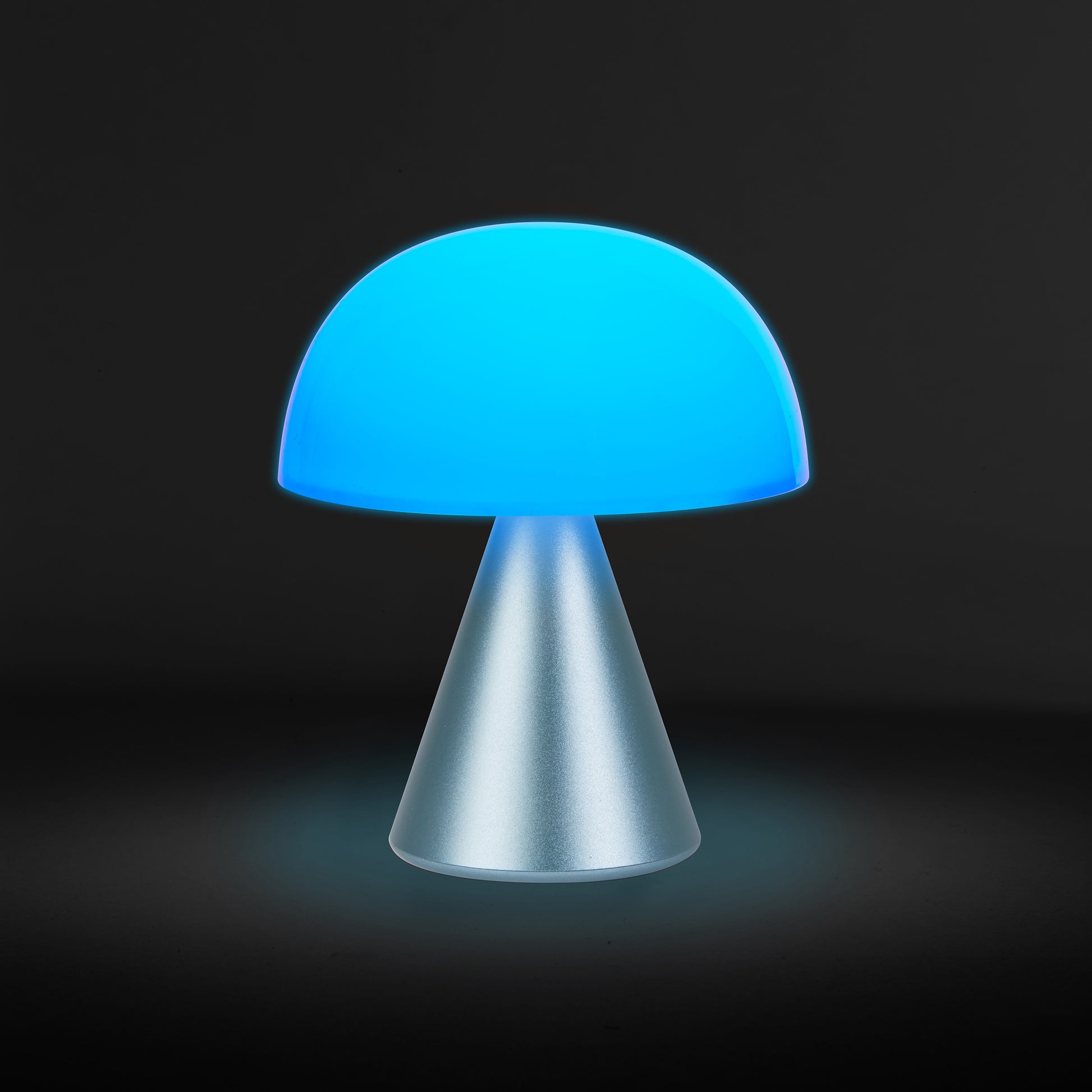 Lexon Mina Medium Lichtblauw│art. LH64MLB│vooraanzicht met blauw licht en donkere achtergrond