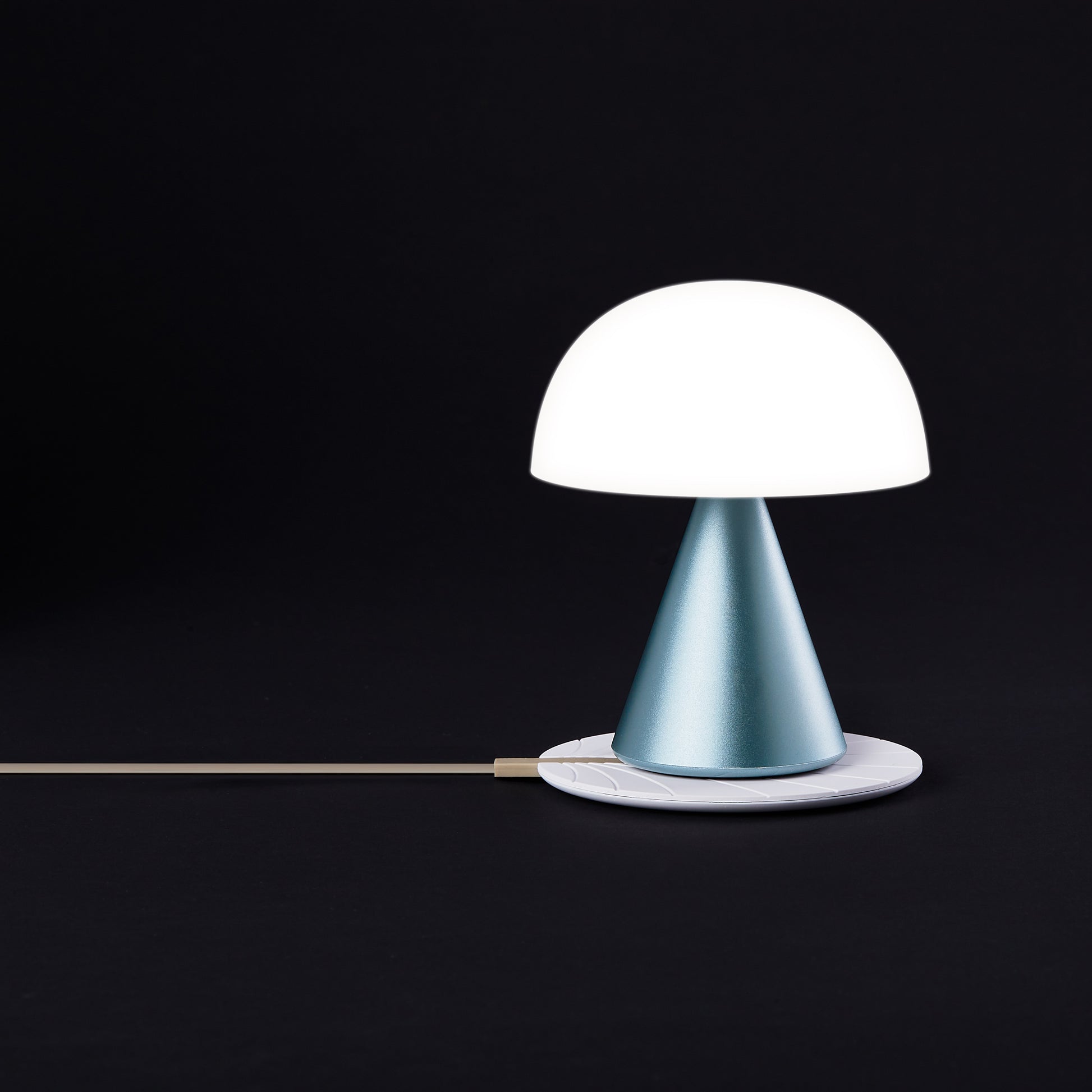 Lexon Mina Medium Lichtblauw│art. LH64MLB│Oplaadbare LED-Lamp│vooraanzicht op draadloze oplader