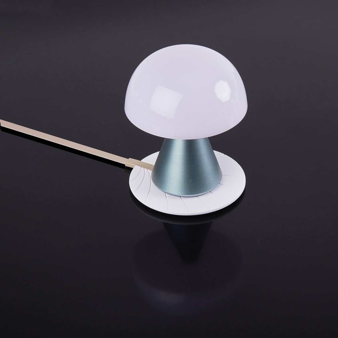 Lexon Mina Medium Lichtblauw│art. LH64MLB│Oplaadbare LED-Lamp│bovenaanzicht op draadloze oplader
