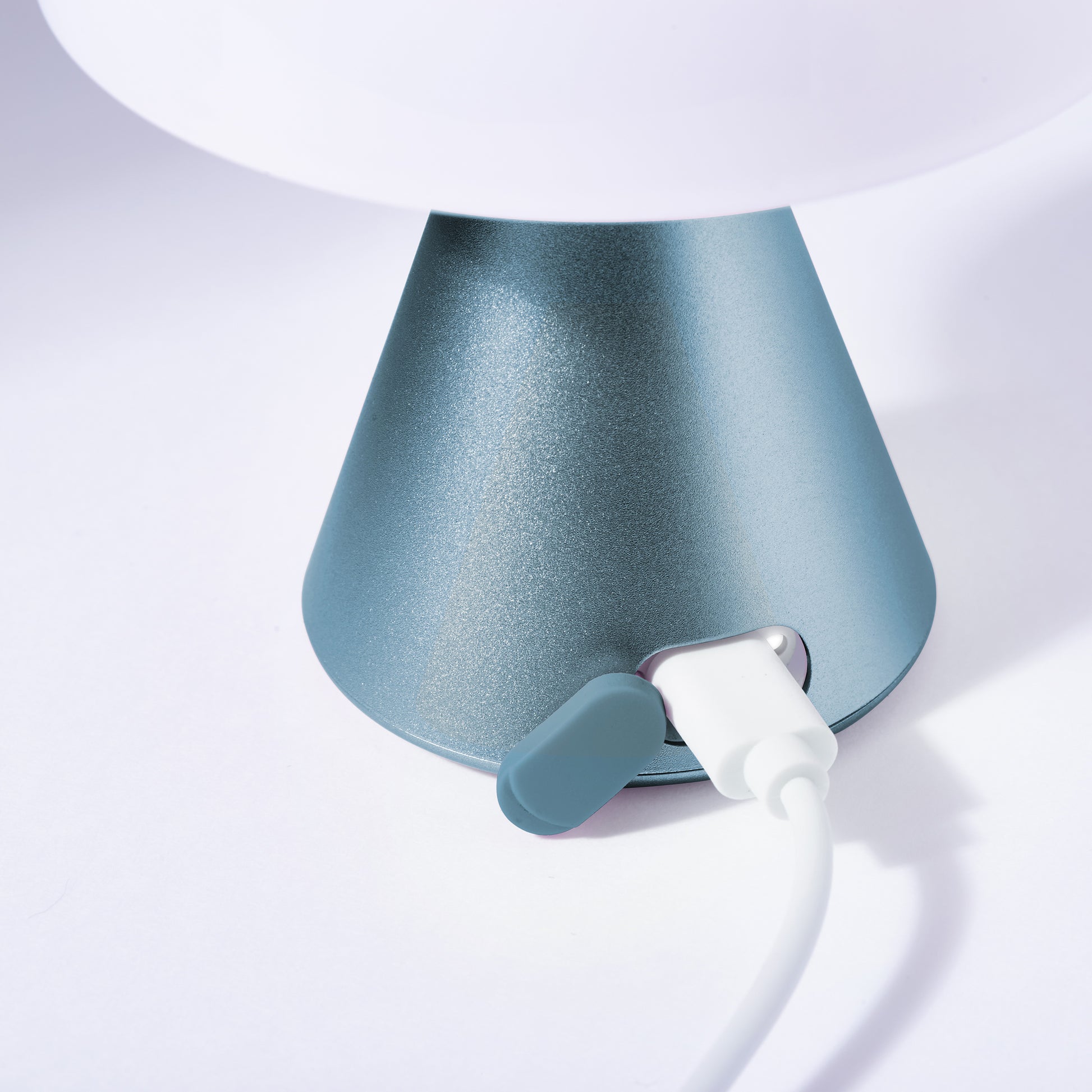 Lexon Mina Medium Lichtblauw│art. LH64MLB│Oplaadbare LED-Lamp│met kabel in USB-poort