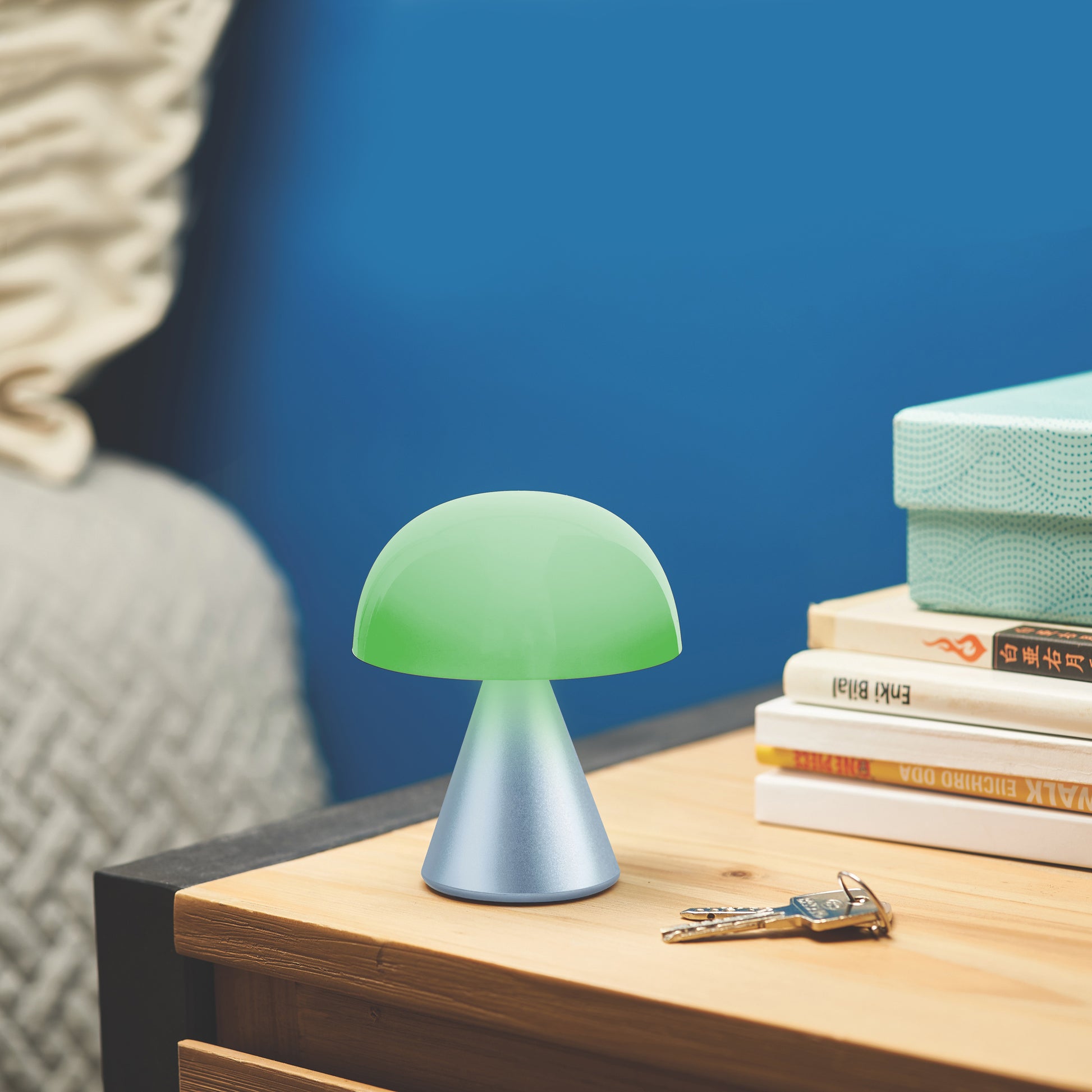 Lexon Mina Medium Donkerblauw│Oplaadbare LED-lamp│art. LH64MDB│op nachtkastje naast boeken en sleutels