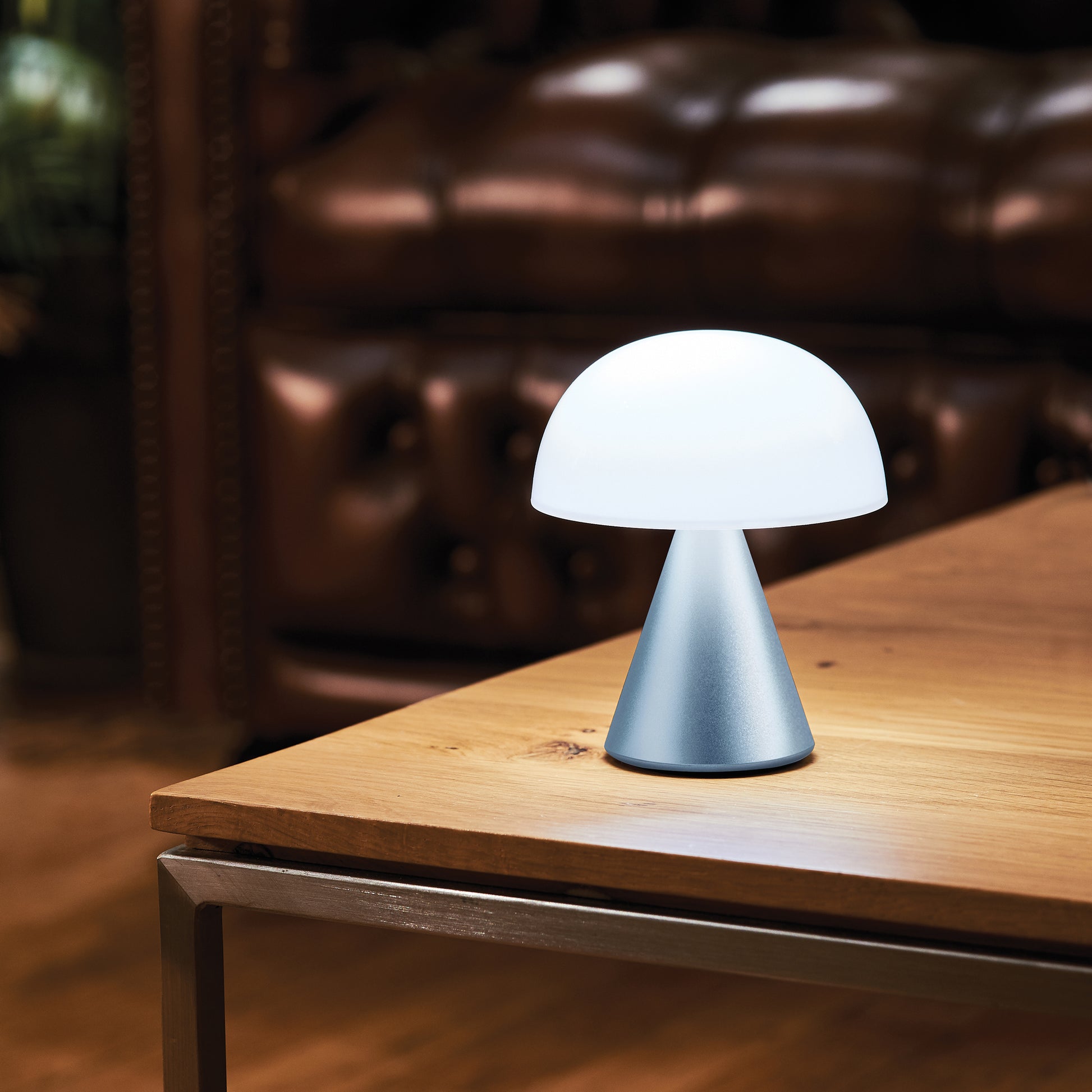 Lexon Mina Medium Donkerblauw│Oplaadbare LED-lamp│art. LH64MDB│op salontafel met licht aan