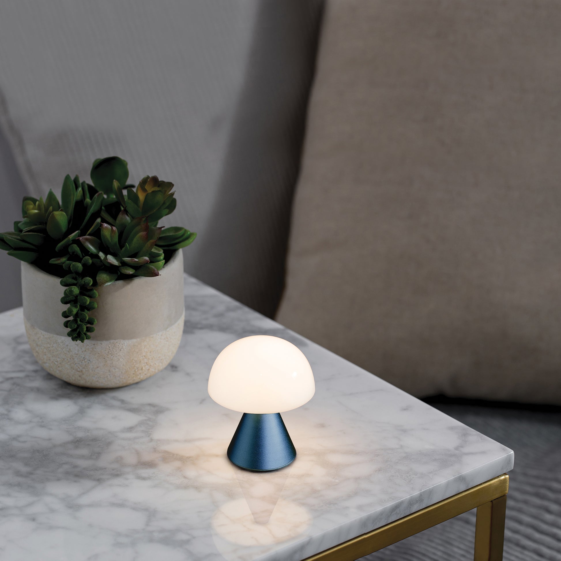 Lexon Mina Small Donkerblauw│Oplaadbare LED-Lamp│art. LH60MDB│op marmeren bijzettafel