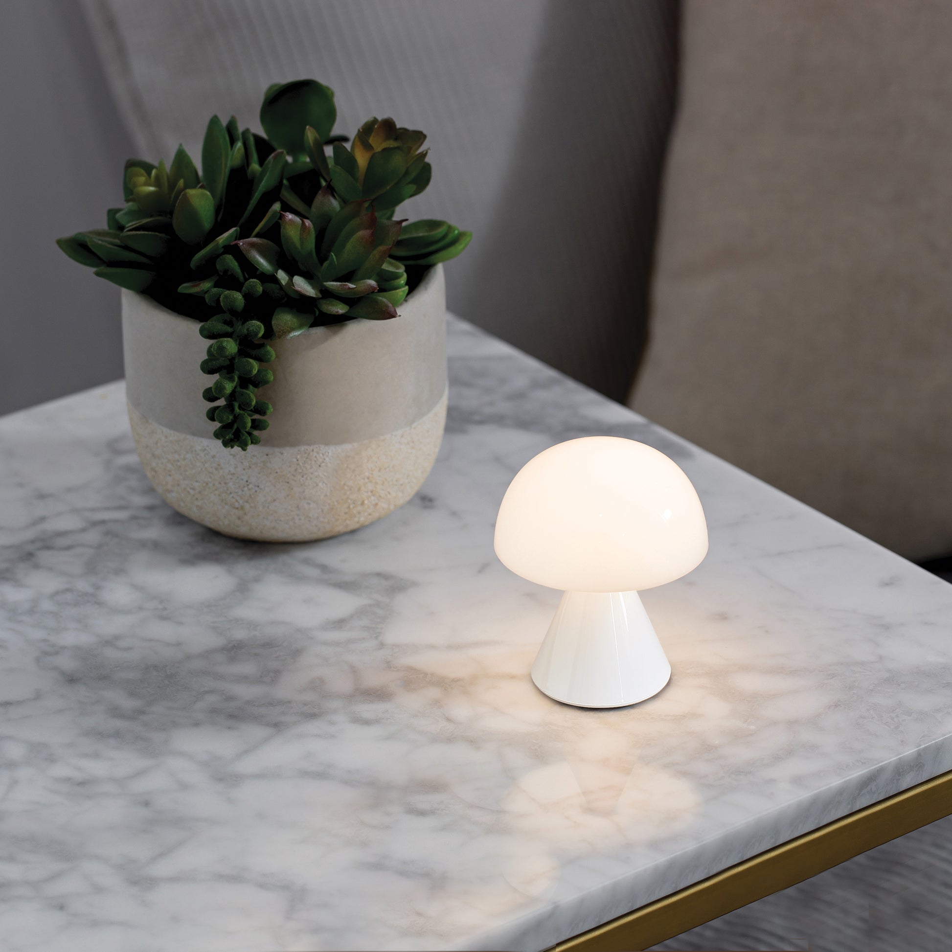 Lexon Mina Small│Oplaadbare LED lamp Glossy White│art. LH60WG│op marmeren tafeltje met licht aan