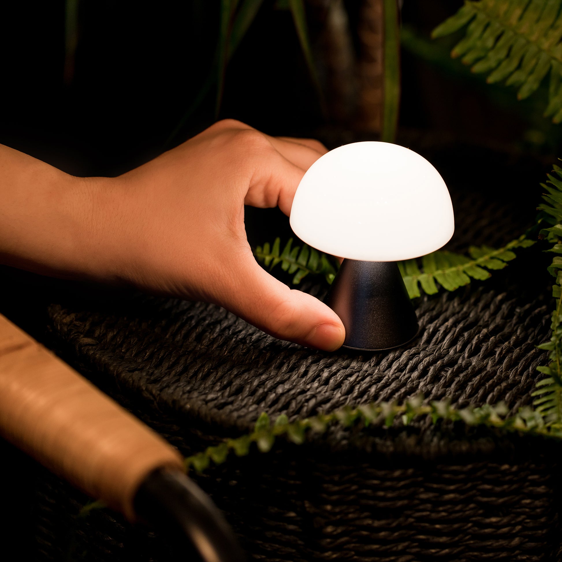 Lexon Mina Small Gun Metal│Oplaadbare LED-Lamp│art. LH60MX│in hand op buitentafel