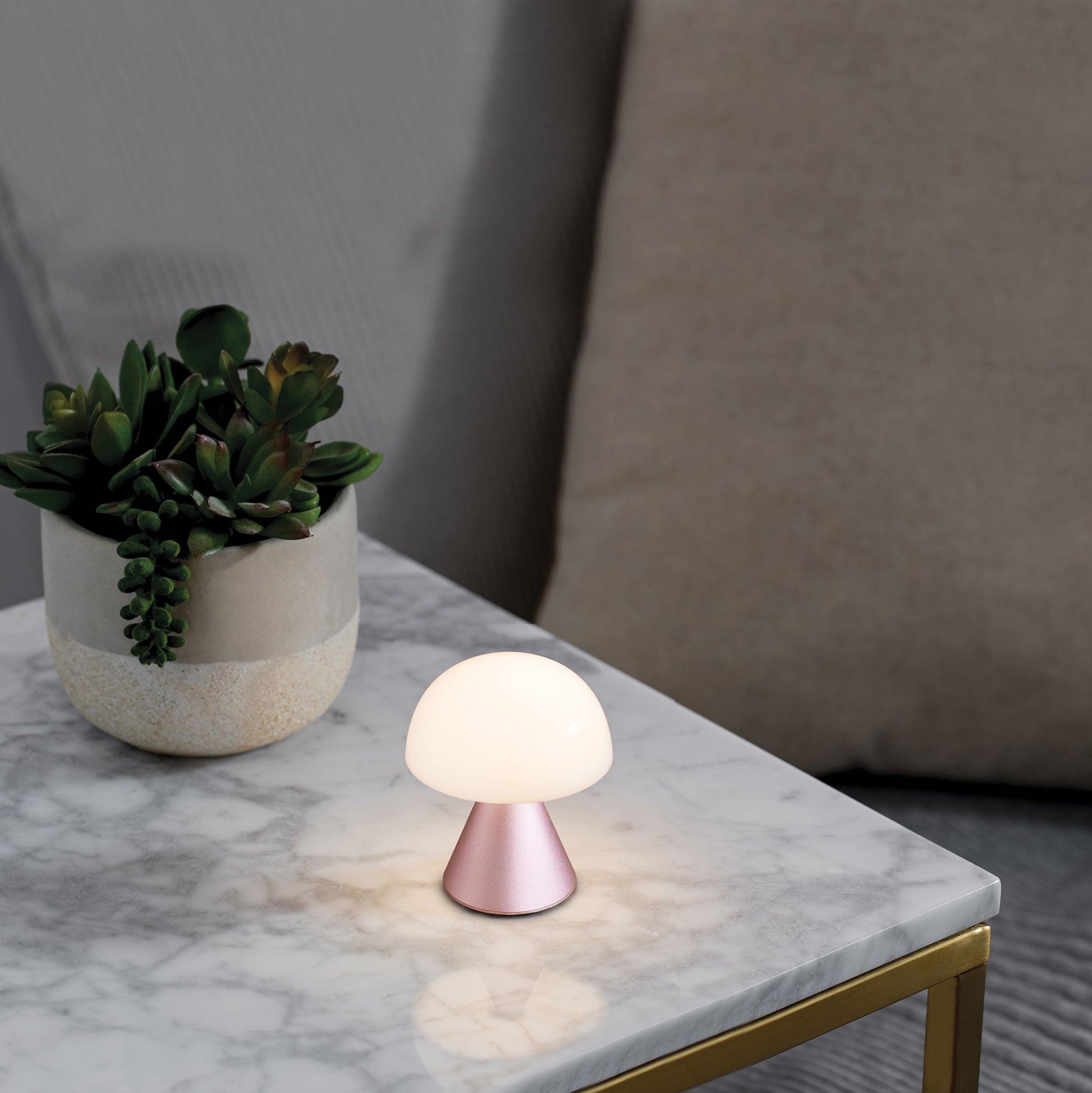 Lexon Mina Small Roze│Oplaadbare LED lamp│art. LH60MLP│op marmeren tafel