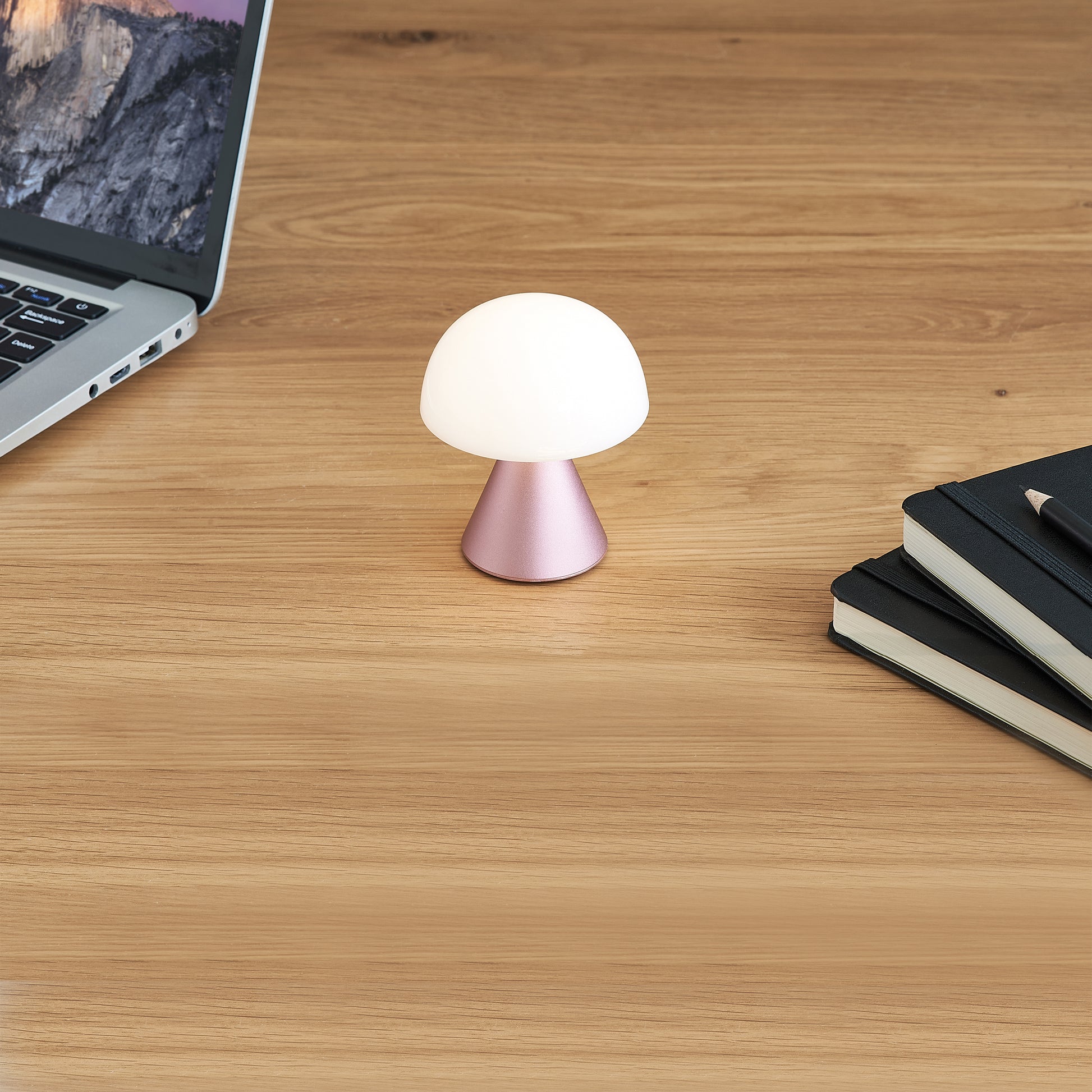 Lexon Mina Small Roze│Oplaadbare LED lamp│art. LH60MLP│op houten bureau naast laptop
