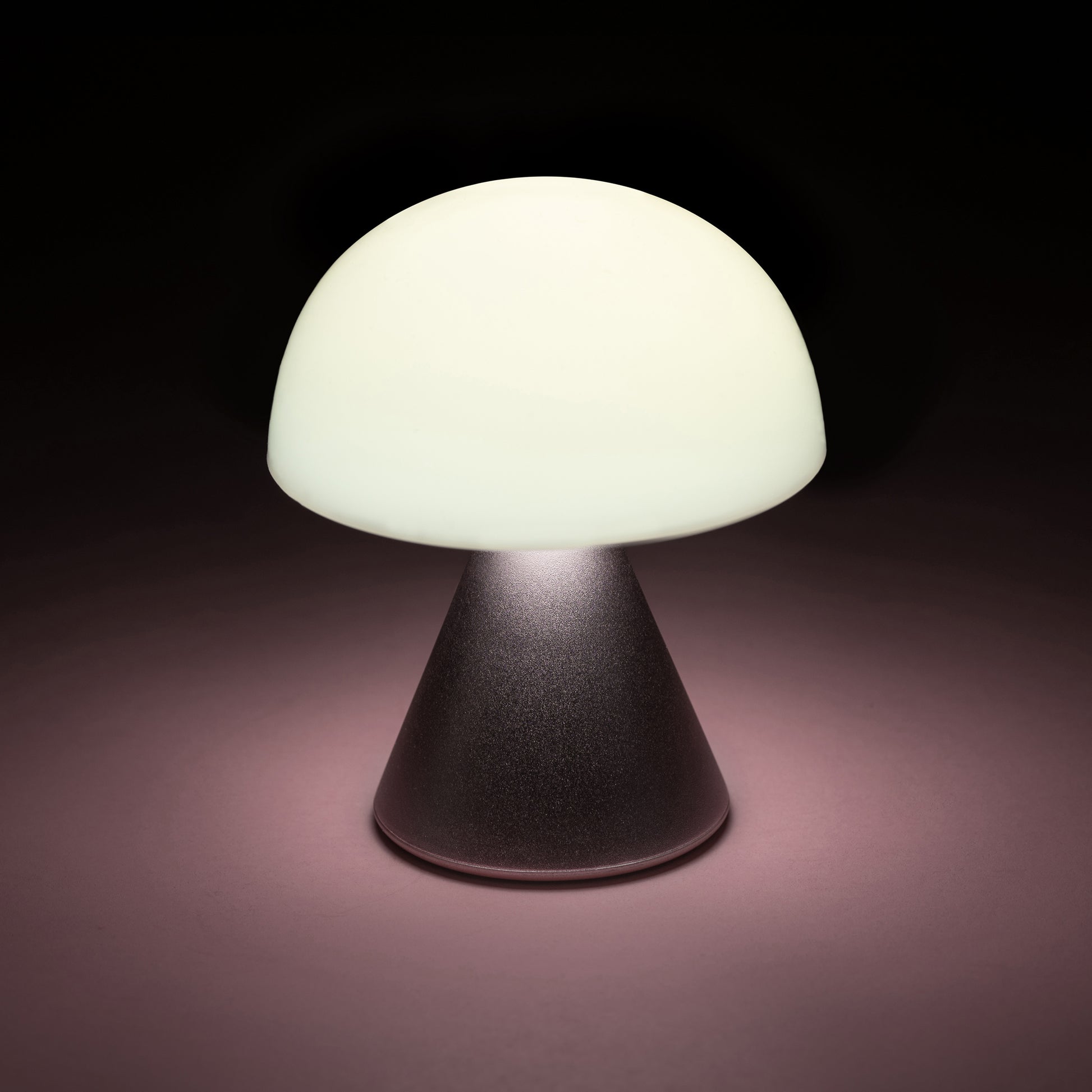 Lexon Mina Small Roze│Oplaadbare LED lamp│art. LH60MLP│wit licht aan met schaduw roze achtergrond