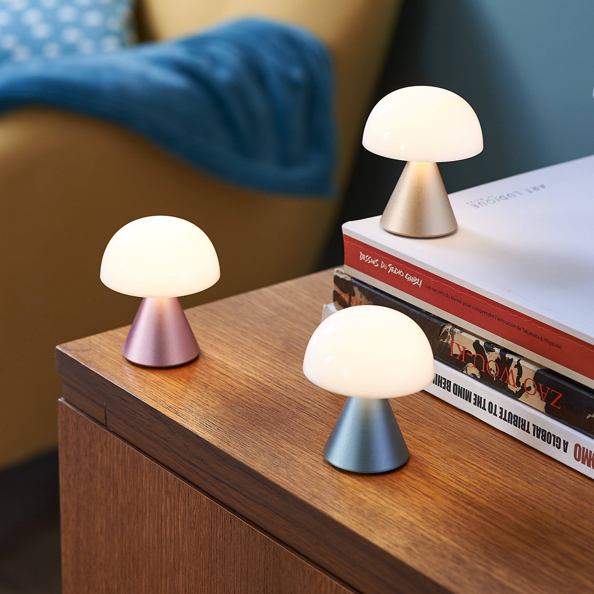 Lexon Mina Small Roze│Oplaadbare LED lamp│art. LH60MLP│met goud en lichtbauw op houten kastje