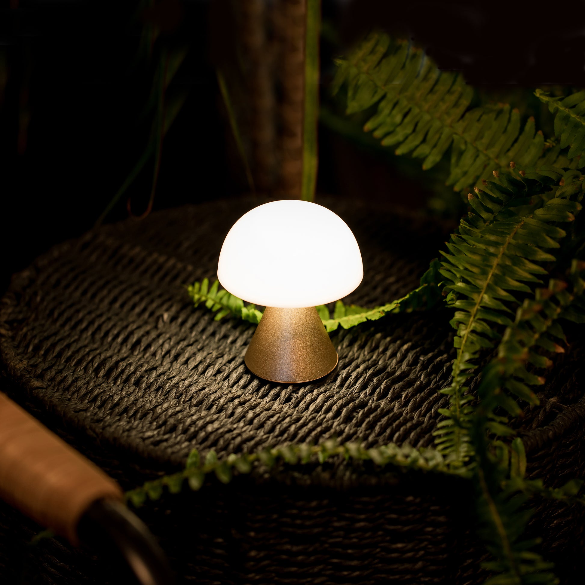 Lexon Mina Small Soft Gold│Oplaadbare LED lamp│art. LH60MD│buiten op rieten tafeltje