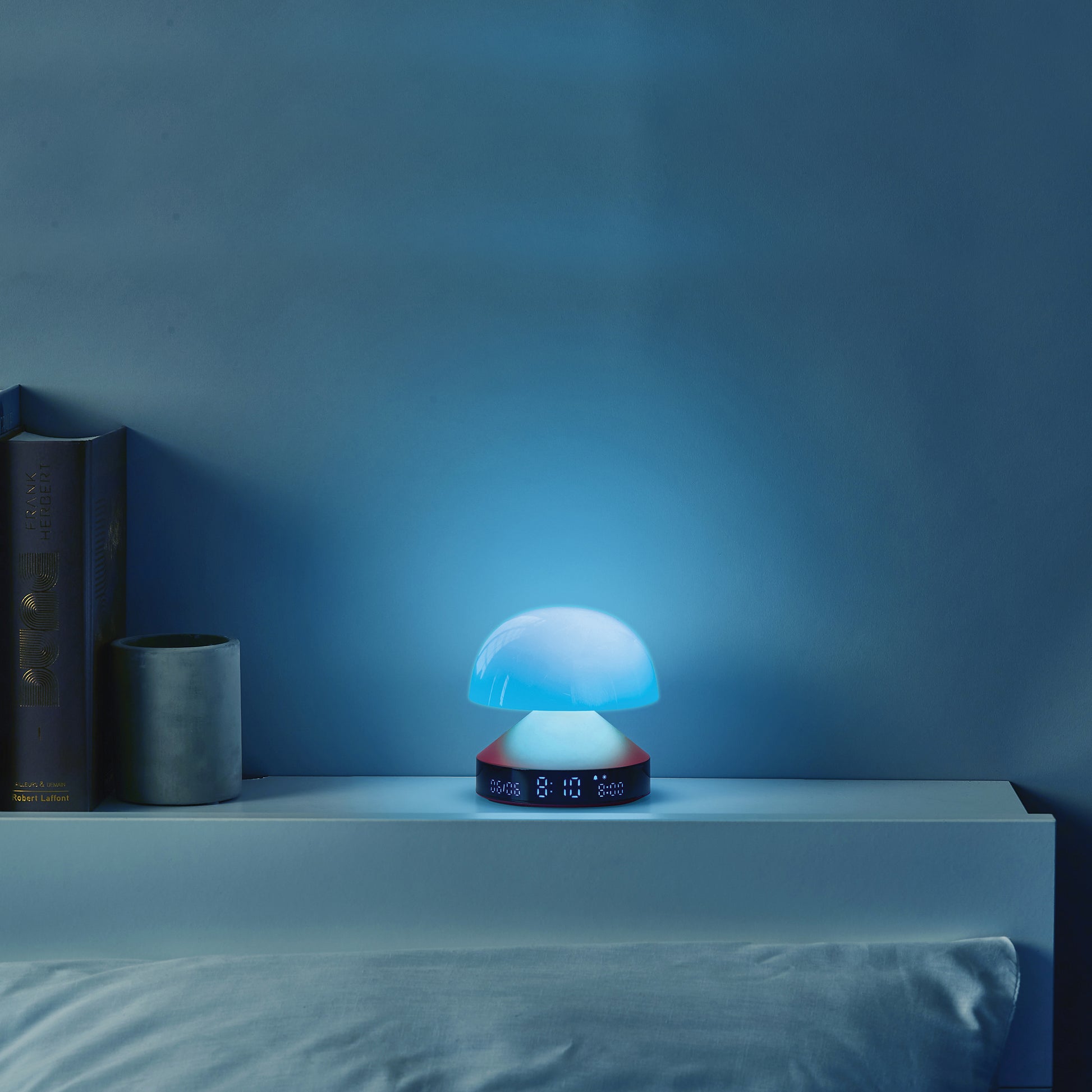 Lexon Mina Sunrise Wekker Donkerrood│Wake-up Light│art. LR153DR│boven bed met bluauw verlichting