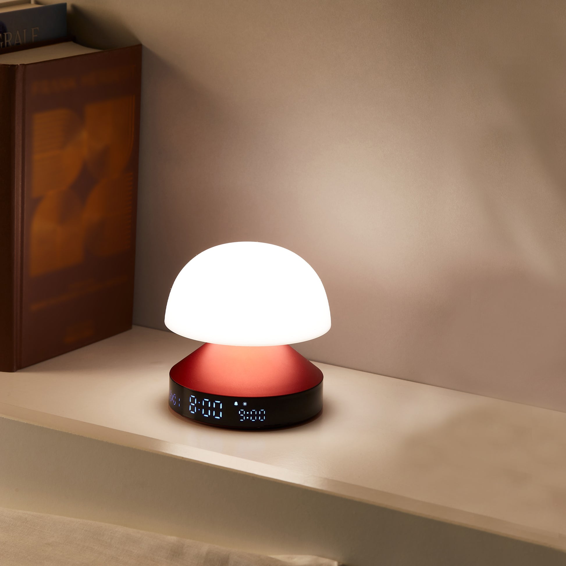 Lexon Mina Sunrise Wekker Donkerrood│Wake-up Light│art. LR153DR│boven bed met wit licht aan