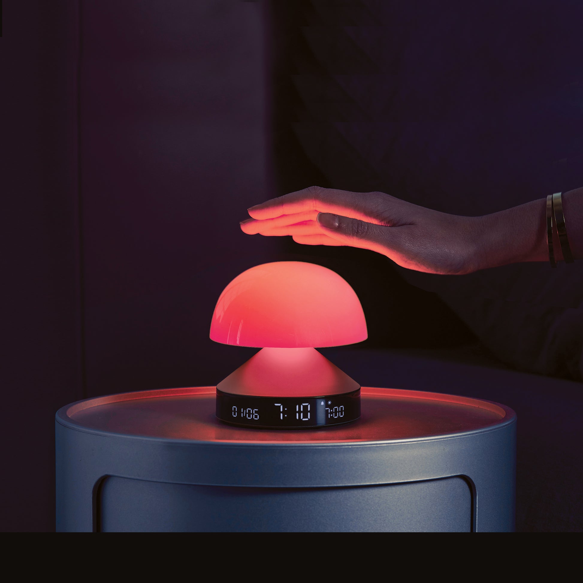 Lexon Mina Sunrise Gun Wekker│art. LR153MX│hand drukt op lamp met rood licht aan