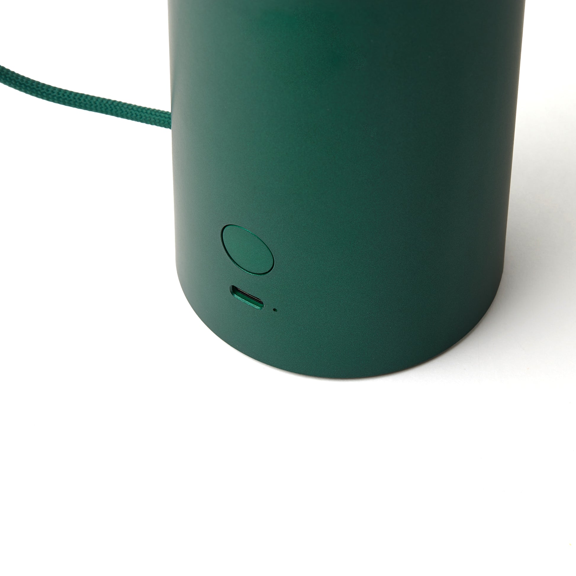 Lexon Orbe Donkergroen│Oplaadbare Tafellamp│art. LH88DG1│detail aan/uitknop en USB-poort