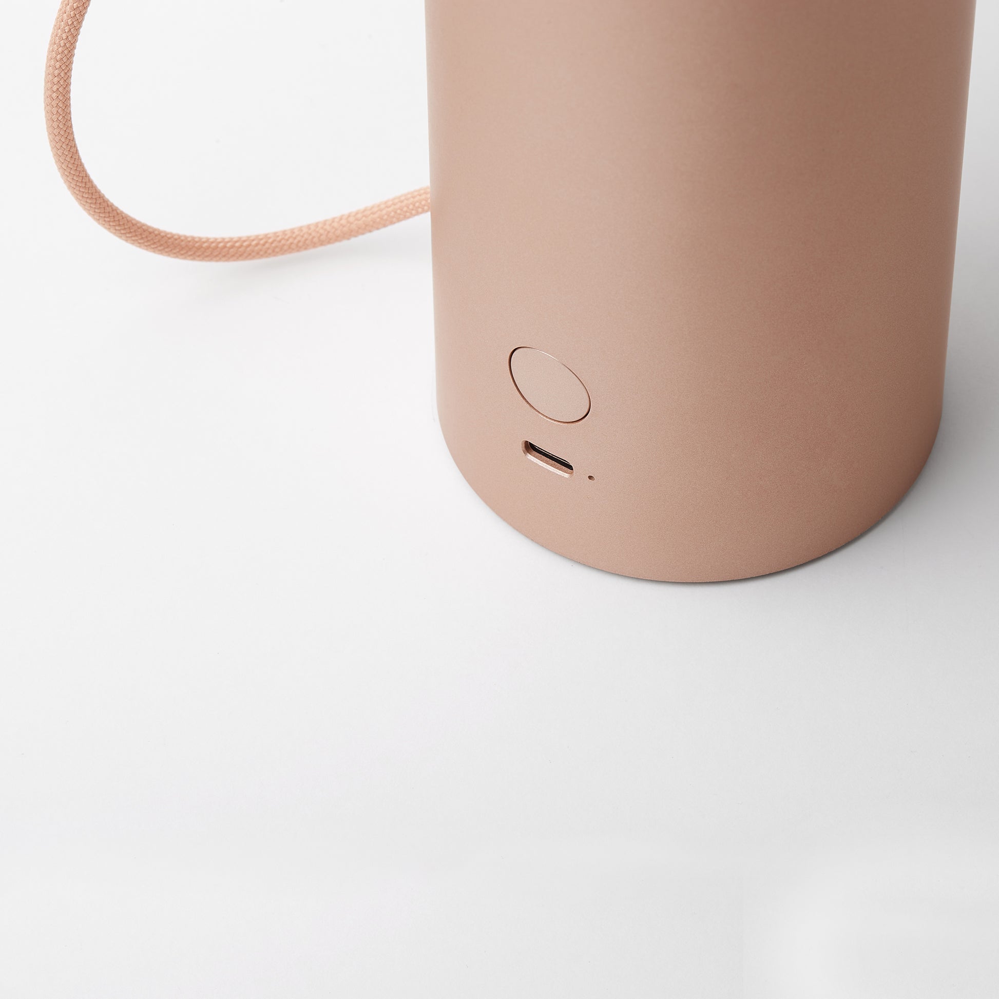 Lexon Orbe Goud│ Oplaadbare Tafellamp│art. LH88D│detail aan/uit knop en USB-poort