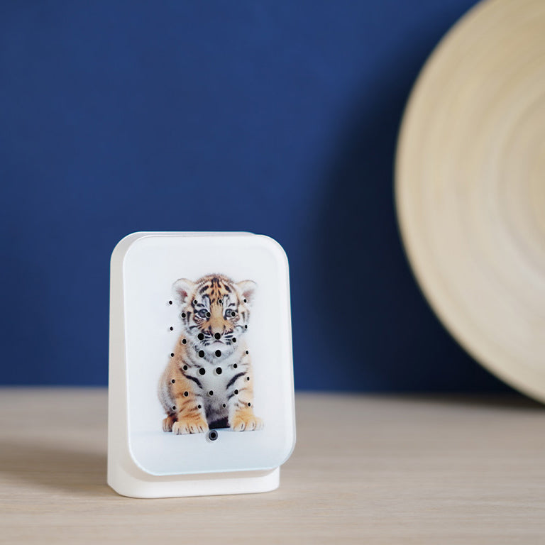 Junglebox Limited Edition Baby Tijger│Relaxound│art. 11JGL0301002│op houten tafel