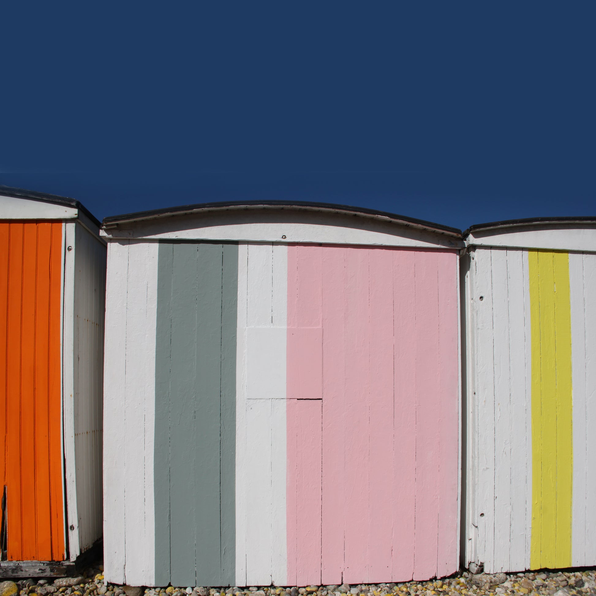 Strandlaken Martens&Martens Royal Sunny Yellow&Pink│Suite702│art. MMTT90SYPI│close up strandhuisje colors on the beach