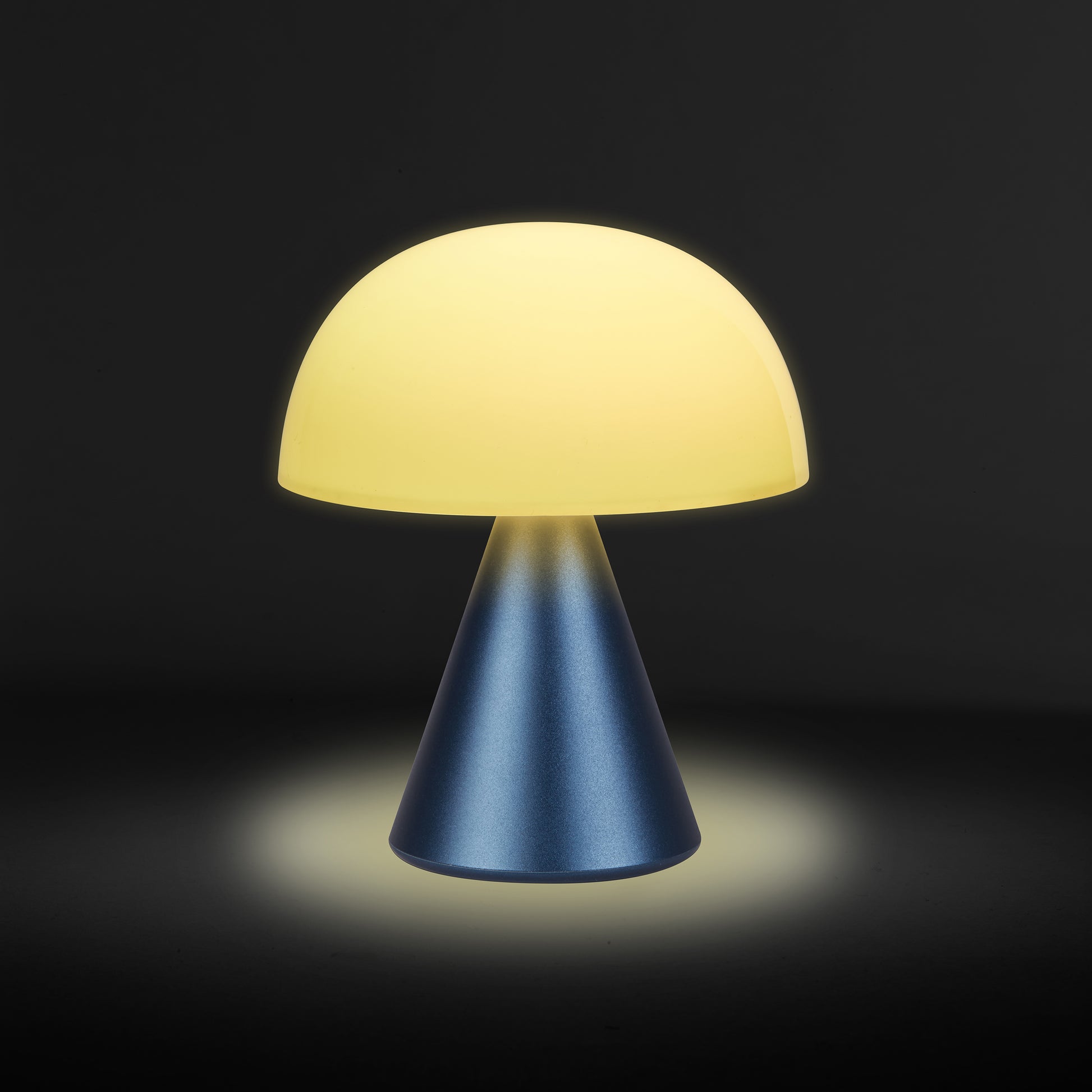 Lexon Mina Medium Donkerblauw│Oplaadbare LED-lamp│art. LH64MDB│geel licht met donkere achtergrond