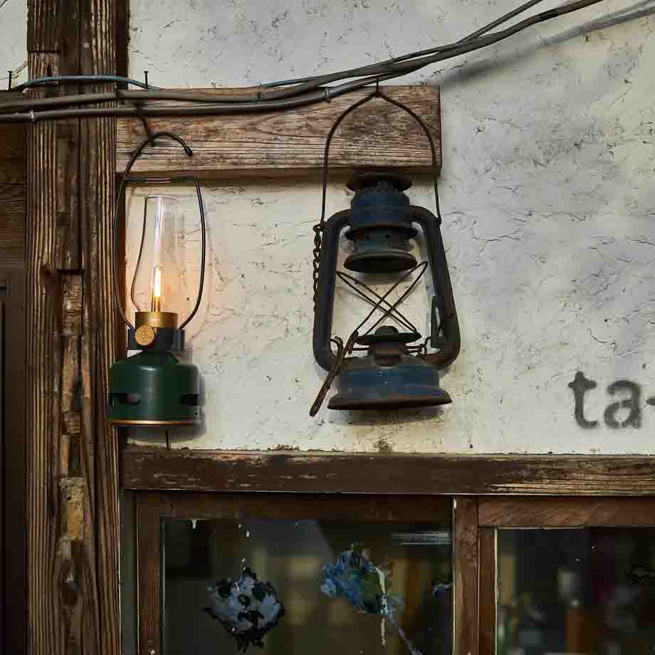 MoriMori LED Lantern & Bluetooth Speaker Original Green│Buitenverlichting Oplaadbaar│art. FLS-2101-DG│met hanger naast ouderwetse olielamp