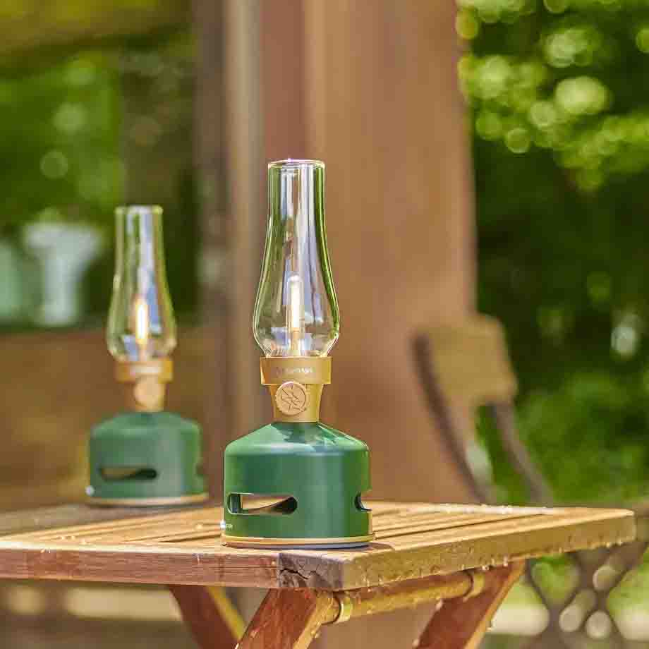 MoriMori LED Lantern & Bluetooth Speaker Original Green│Buitenverlichting Oplaadbaar│art. FLS-2101-DG│twee maal op houten buitentafel