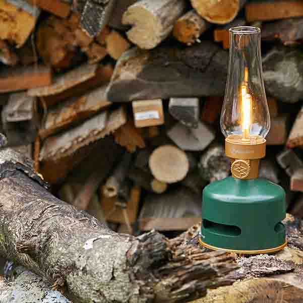 MoriMori LED Lantern & Bluetooth Speaker Original Green│Buitenverlichting Oplaadbaar│art. FLS-2101-DG│op houten blokken met licht aan