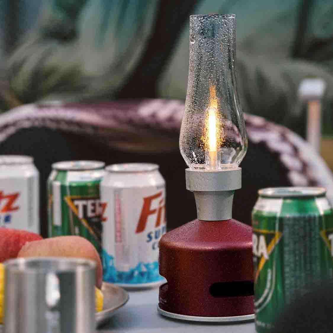 MoriMori LED-Lantern & Bluetooth Speaker Lumi Wine Red│Buitenverlichting│art. FLS-2012-SR│buiten op tafel naast blikjes