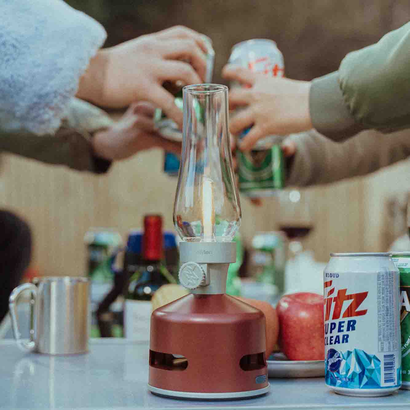 MoriMori LED-Lantern & Bluetooth Speaker Lumi Wine Red│Buitenverlichting│art. FLS-2012-SR│op buitentafel naast drank