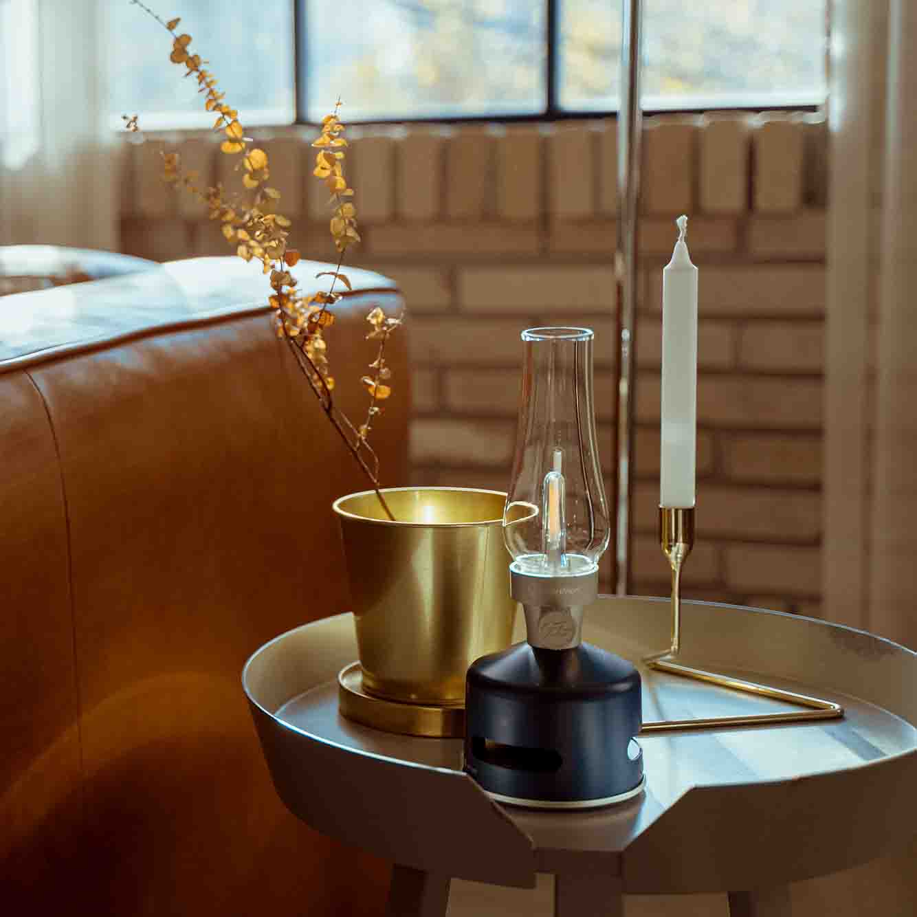 MoriMori Led Lantern & Bluetooth Speaker Moonlit Ocean Navy│Buitenverlichting│art. FLS-2010-SN│op bijzettafel naast kandelaar en vaasje