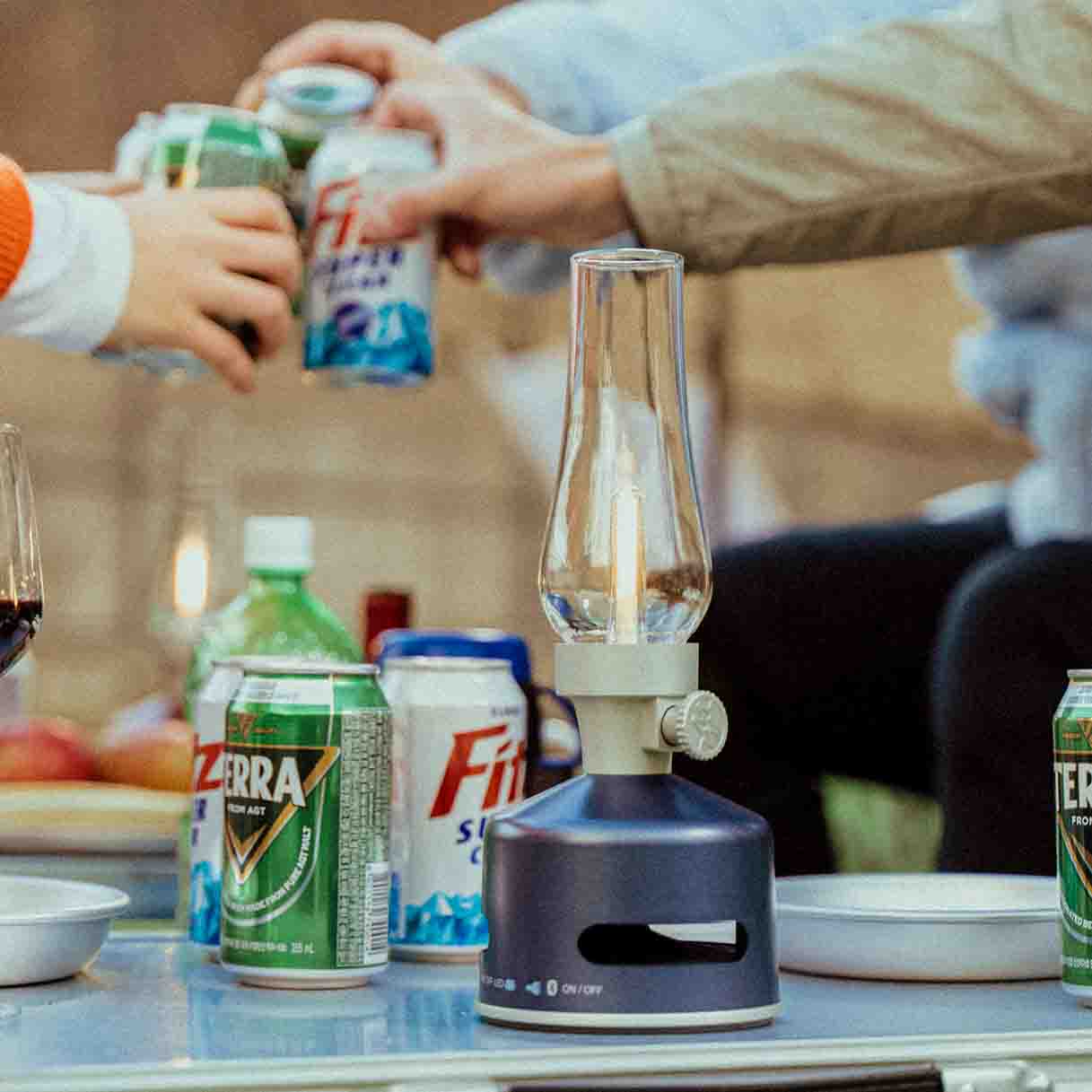 MoriMori Led Lantern & Bluetooth Speaker Moonlit Ocean Navy│Buitenverlichting│art. FLS-2010-SN│op buitentafel naast blikjes