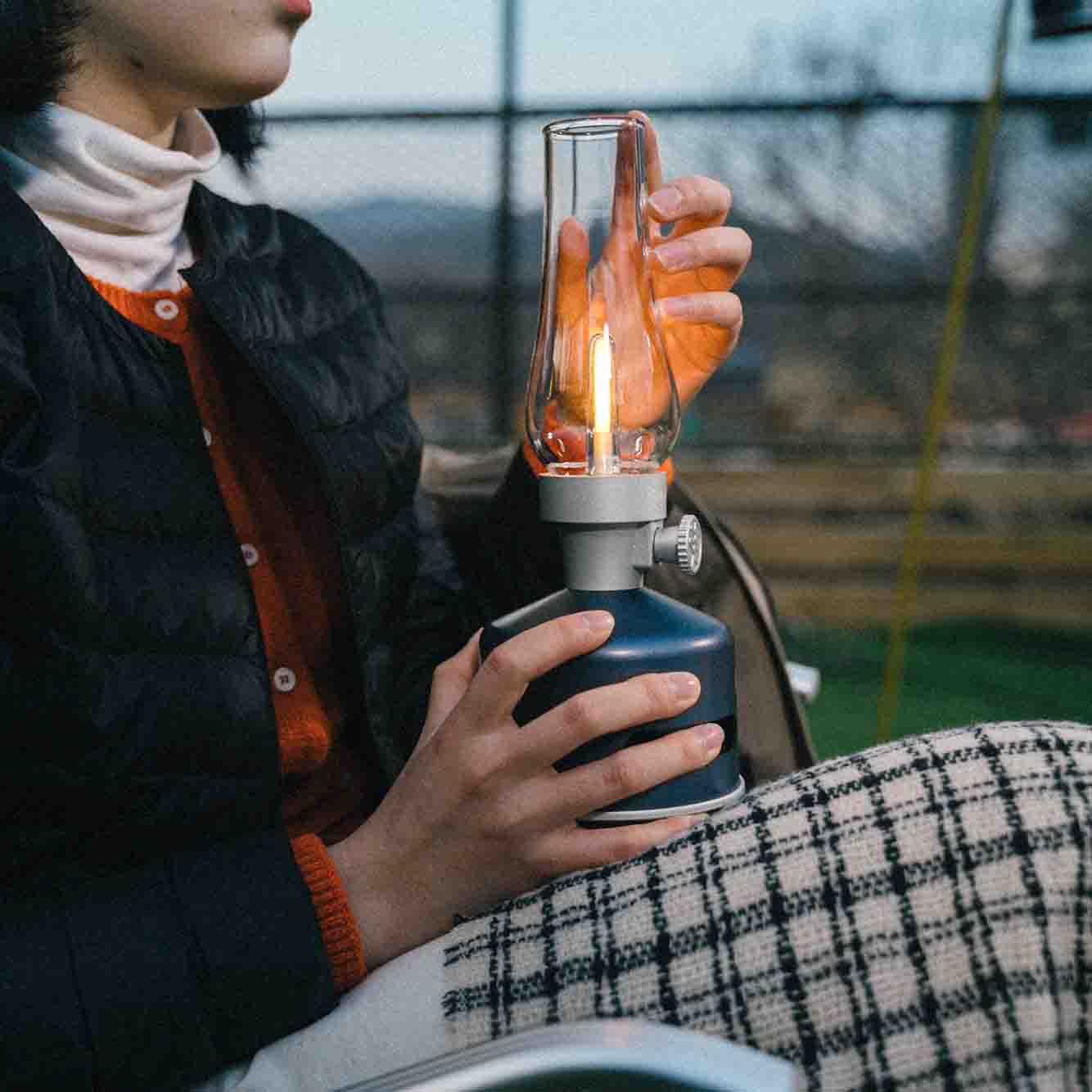 MoriMori Led Lantern & Bluetooth Speaker Moonlit Ocean Navy│Buitenverlichting│art. FLS-2010-SN│in handen met licht aan