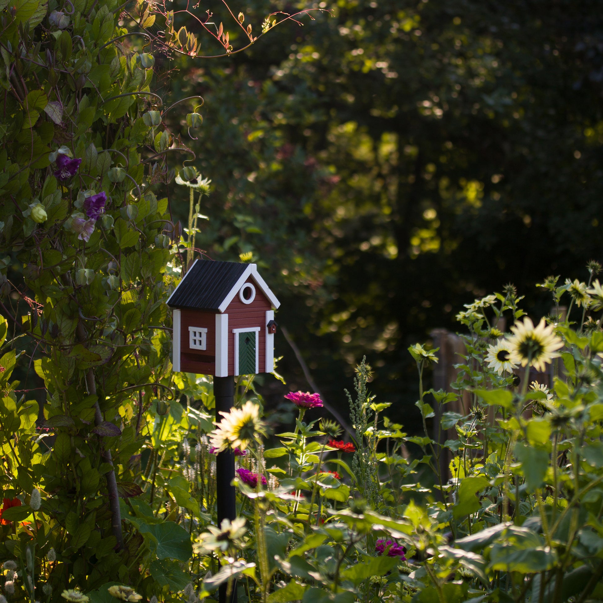 Multiholk Red Cottage Vogelhuis│Wildlife Garden│art. WG101│op metalen paal tussen bloemen