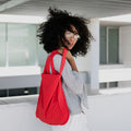 Notabag Original Rood│art. NB-O-RD5│over schouder vrouw