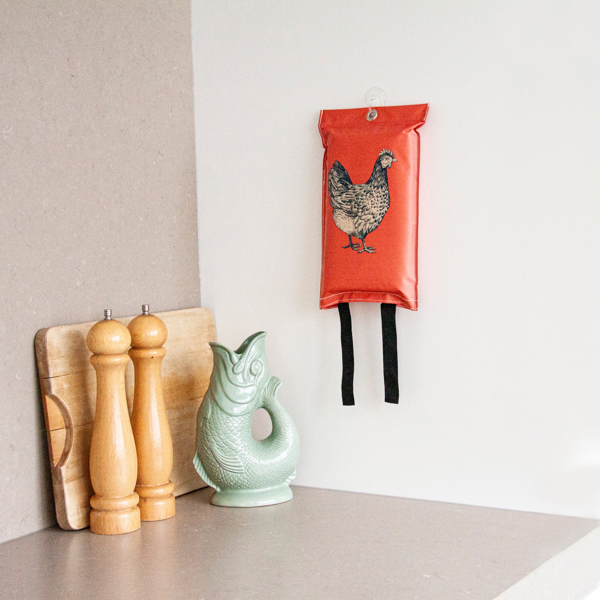 Blusdeken Artisjok Naaais│Fire Blanket│art. FB01ART│aan wand in keuken naast karaf vis
