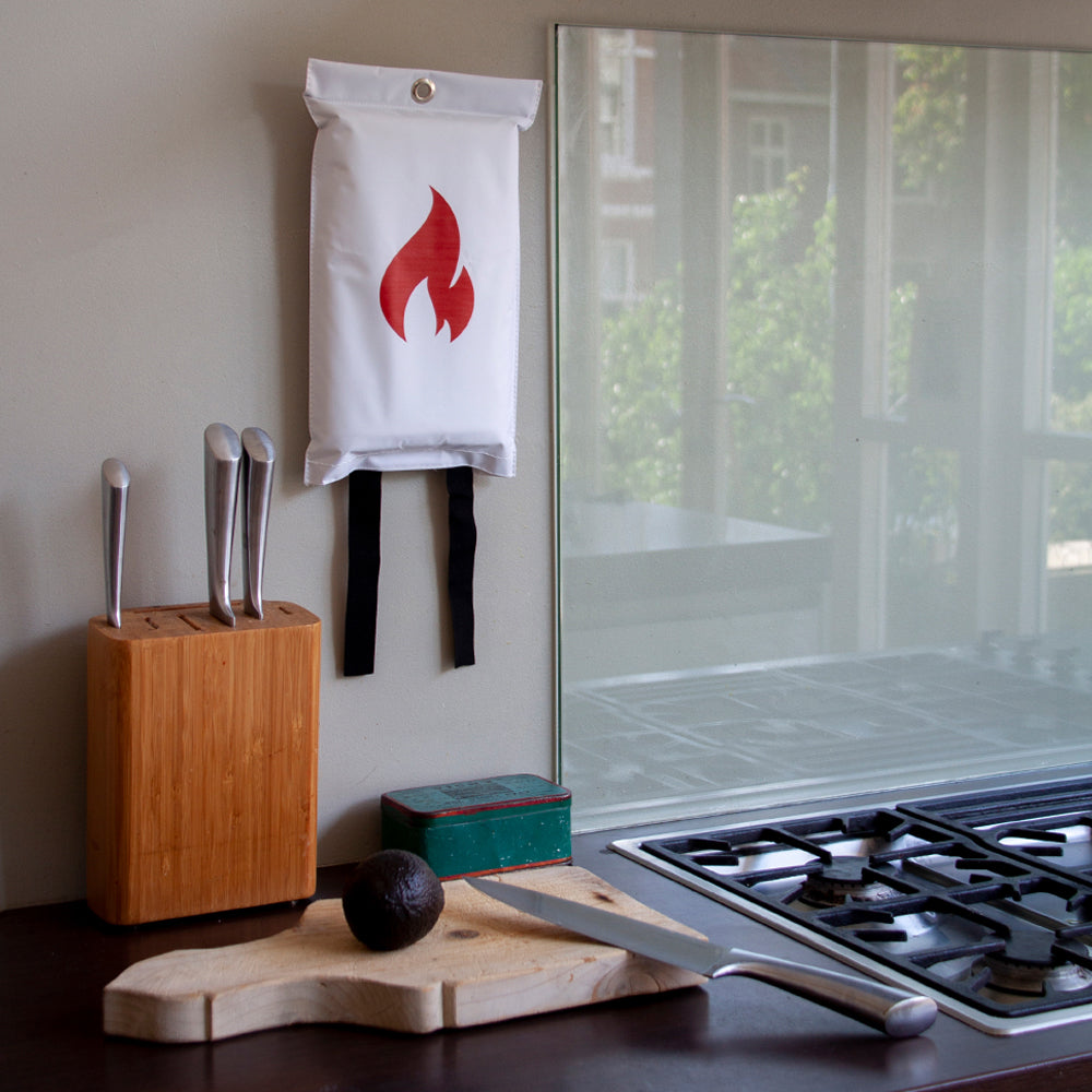 Blusdeken Fames Naaais│art. FB01FLA│op wand in keuken naast fornuis en snijplank